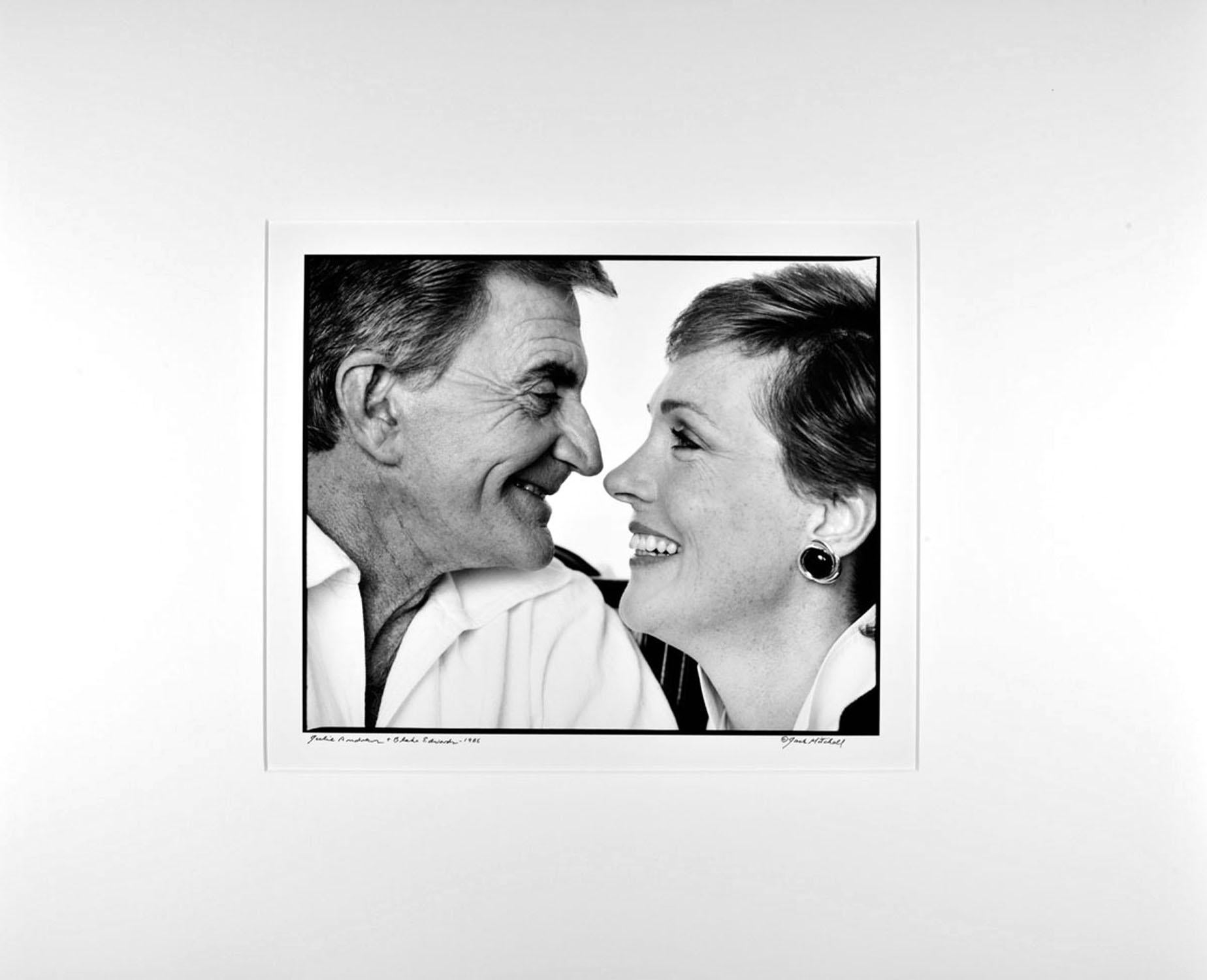Jack Mitchell Black and White Photograph – Filmregisseur Blake Edwards mit seiner Frau Julie Andrews, signierter Ausstellungsdruck