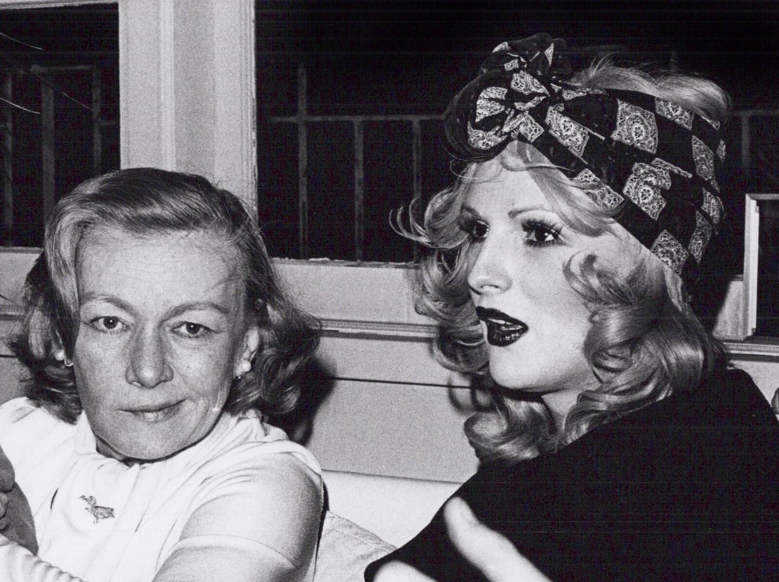 Film noir-Schauspielerin Veronica Lake bei einer Party mit Andy Warhol und Candy Darling (Pop-Art), Photograph, von Jack Mitchell