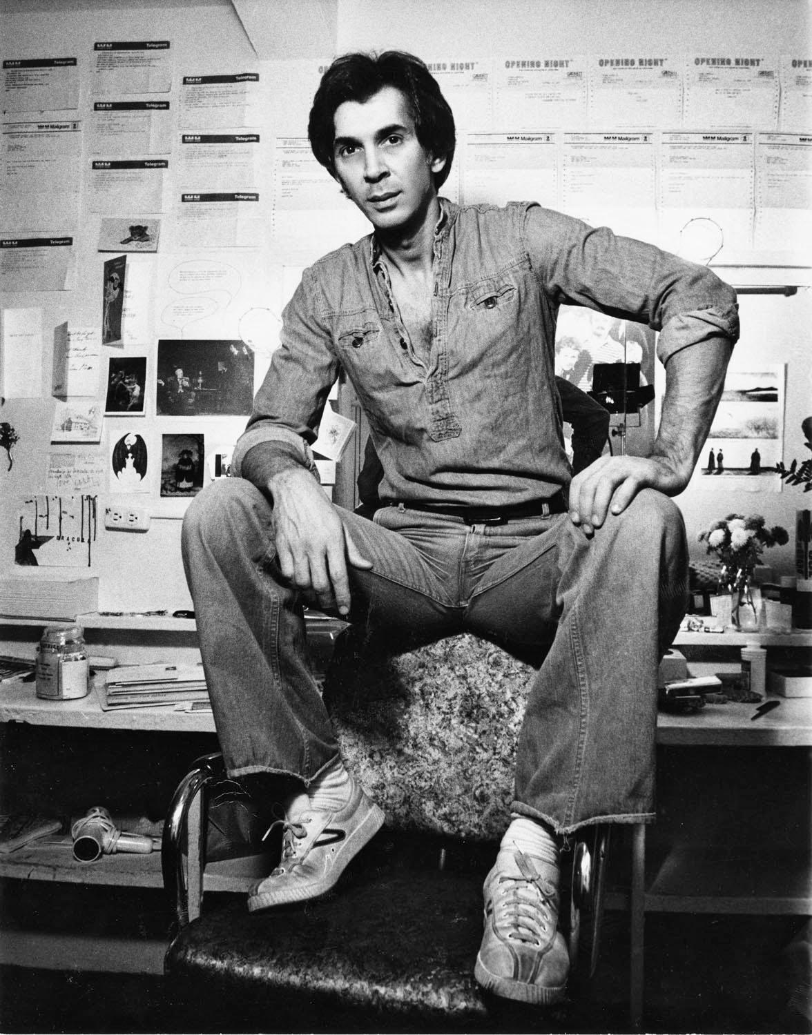 11 x 14" alte Silbergelatinefotografie von Frank Langella in seiner Garderobe während der Aufführung von "Dracula" am Broadway, 1977. Signiert von Jack Mitchell auf der Rückseite des Drucks. Kommt direkt aus den Jack Mitchell Archives mit einem