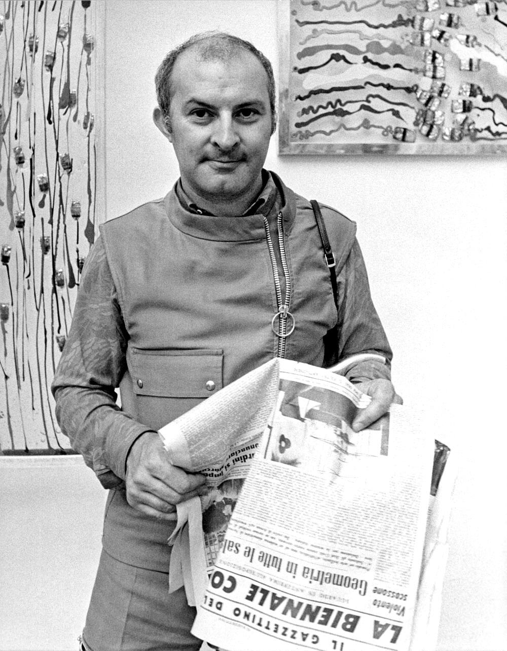 Fotografia vintage alla gelatina d'argento di 11 x 14 pollici dell'artista americano di origine francese Arman alla Biennale di Venezia, 1968. Firmato da Jack Mitchell sul verso della stampa.  Proviene direttamente dagli archivi Jack Mitchell con un