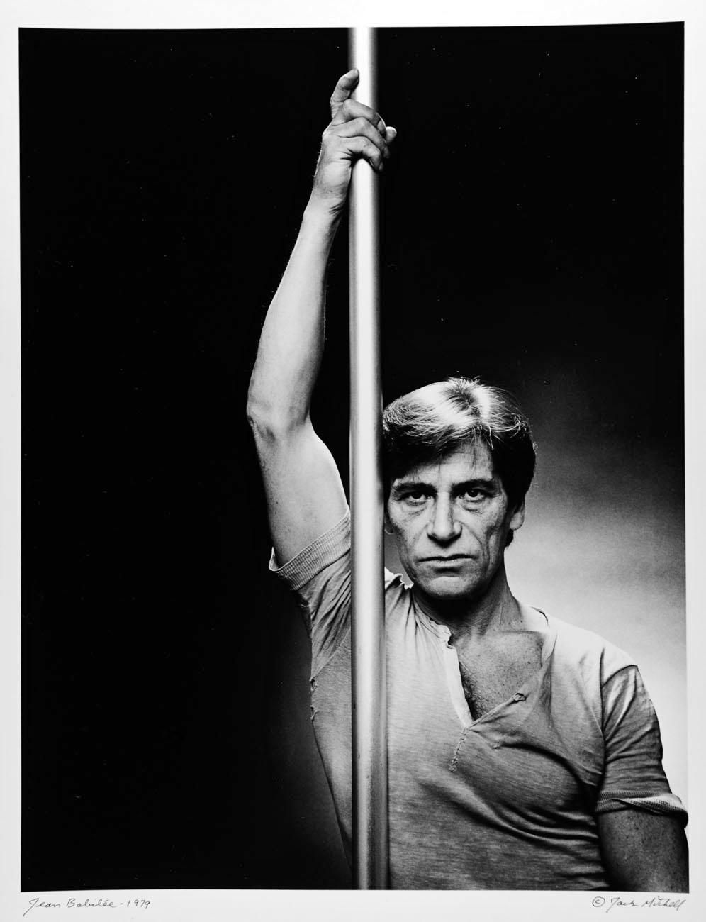 11 x 14" alte Silbergelatinefotografie des französischen Tänzers/Choreographen Jean Babilee, einem der größten Künstler des modernen Balletts, aufgenommen im Jahr 1979. Signiert von Jack Mitchell auf der Vorderseite des Drucks.  Kommt direkt aus dem