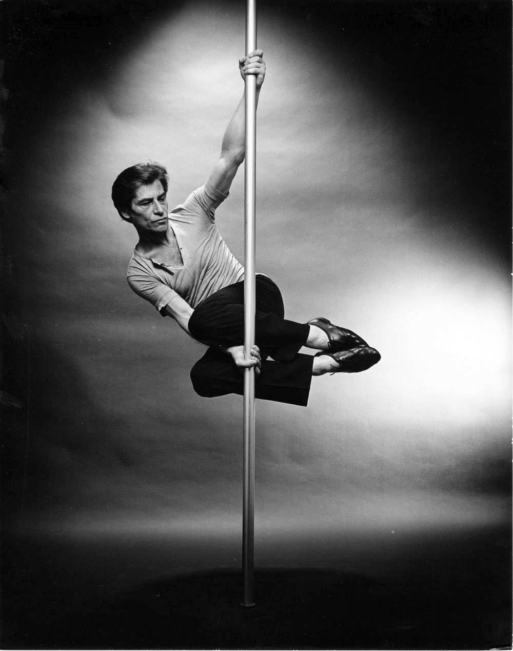 11 x 14" alte Silbergelatinefotografie des französischen Tänzers/Choreographen Jean Babilee, einem der größten Künstler des modernen Balletts, aufgenommen im Jahr 1979. Signiert von Jack Mitchell auf der Rückseite des Drucks.  Kommt direkt aus dem