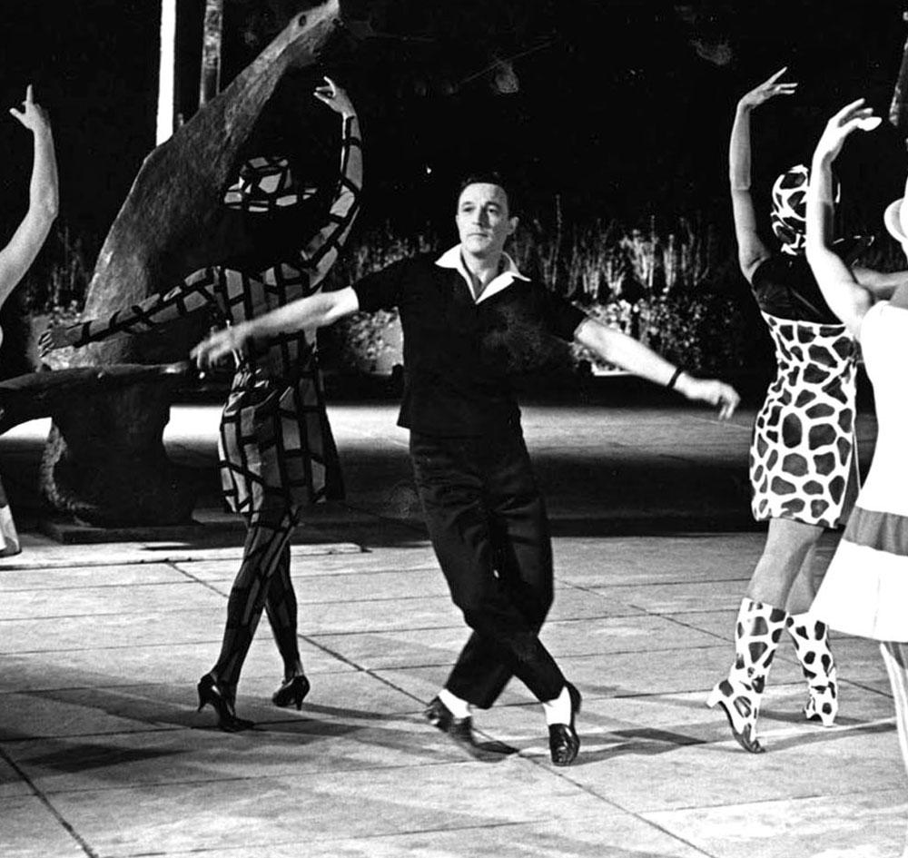 Gene Kelly a assisté à l'émission spéciale de télévision CBS « New York, NY » dans le jardin de sculptures du MOMA - Photograph de Jack Mitchell