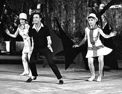 Gene Kelly a assisté à l'émission spéciale de télévision CBS « New York, NY » dans le jardin de sculptures du MOMA