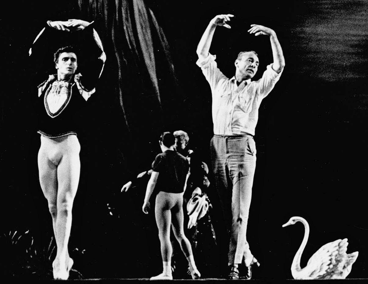George Balanchine lernt Edward Villella in Swan Lake wieder kennen, signiert von Jack Mitchell im Angebot 1