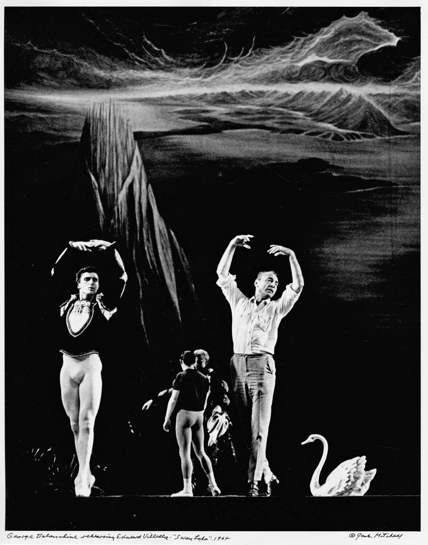 11 x 14" alte Silbergelatinefotografie des Choreografen und Ballettmeisters George Balanchine bei den Proben zu Edward Villella in "Schwanensee" im Jahr 1964. Signiert von Jack Mitchell auf der Vorderseite des Drucks und auf der Rückseite in