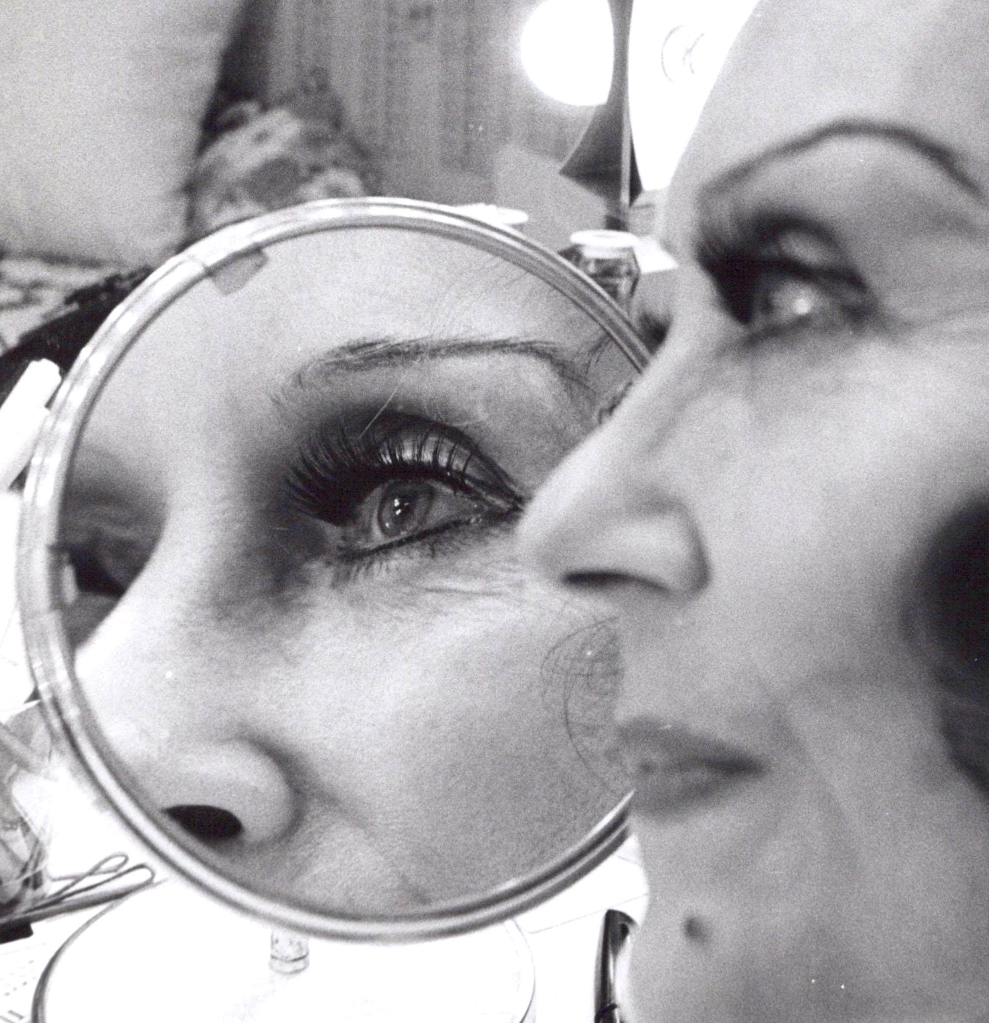  Gloria Swanson hinter der Bühne in ihrem Broadway-Kleiderzimmer „Butterflies Are Free“ – Photograph von Jack Mitchell