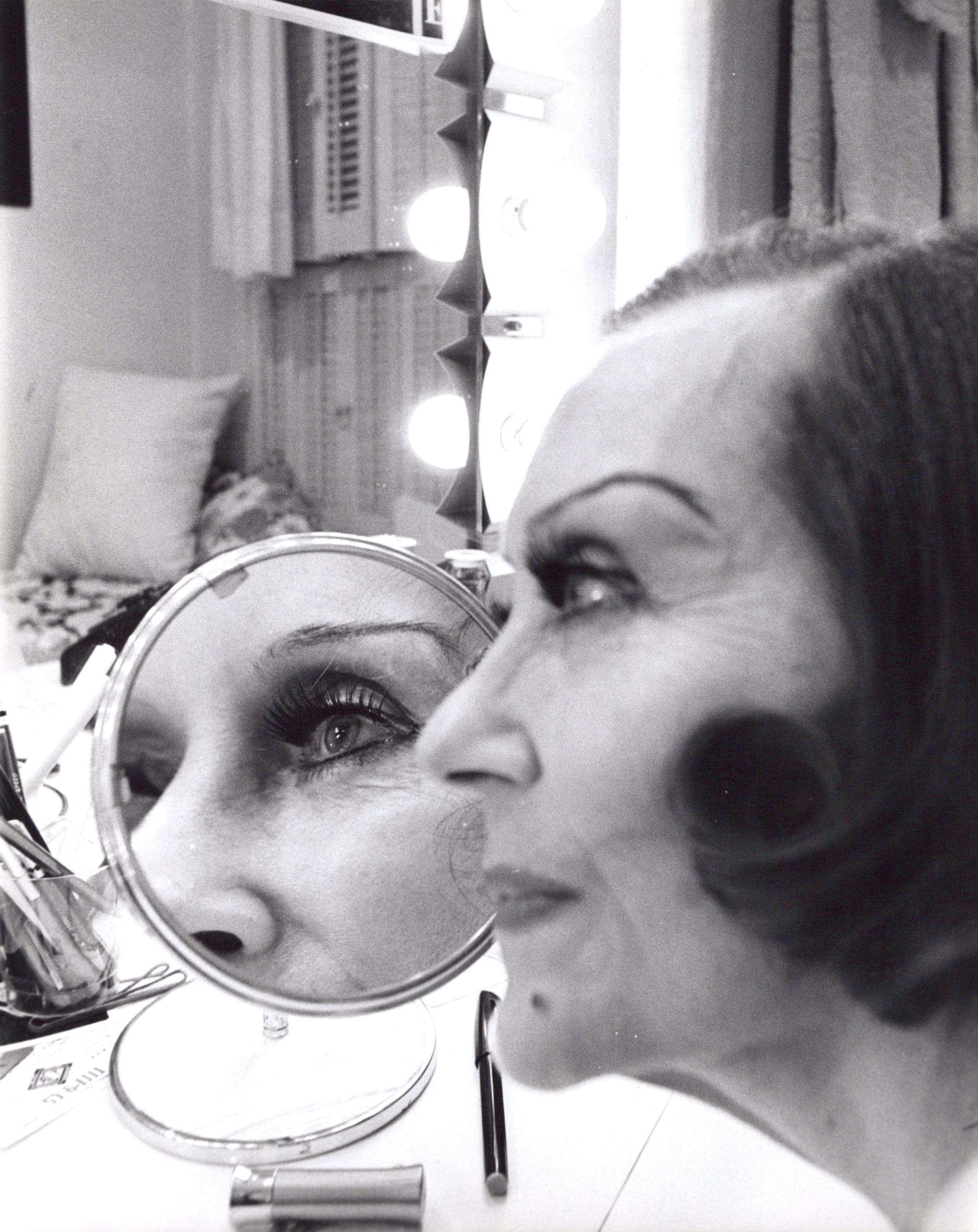 Jack Mitchell Black and White Photograph –  Gloria Swanson hinter der Bühne in ihrem Broadway-Kleiderzimmer „Butterflies Are Free“