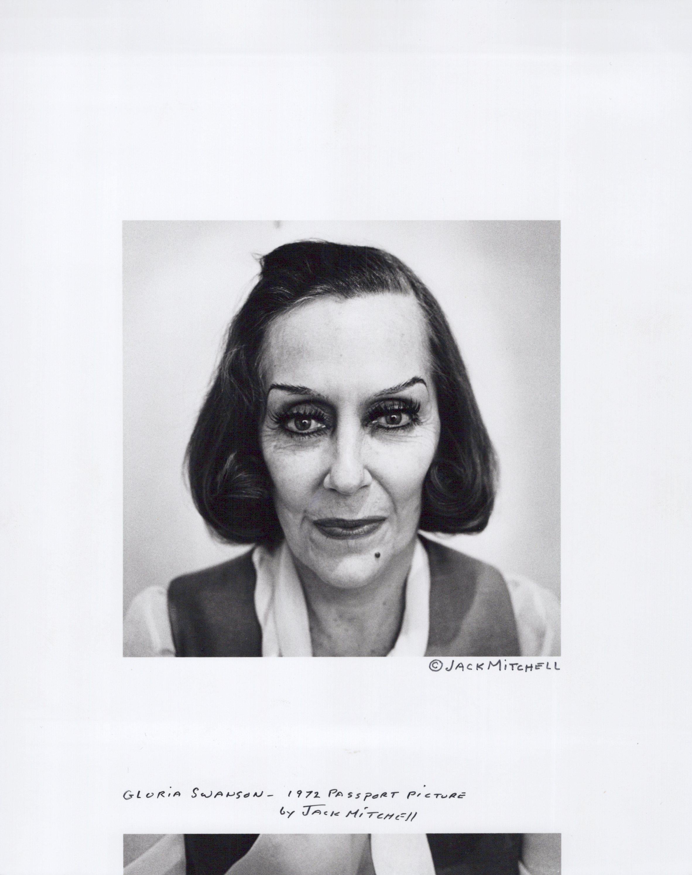 Jack Mitchell Black and White Photograph –  Gloria Swanson's Reisepassfotografie