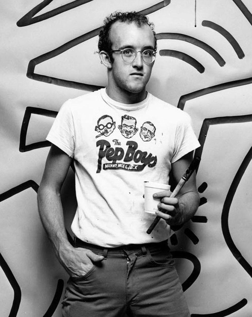  Graffiti Artist Keith Haring Studio Portrait with Just Completed Work (Portrait du studio de l'artiste graffiti Keith Haring avec l'œuvre qu'il vient de terminer) - Photograph de Jack Mitchell