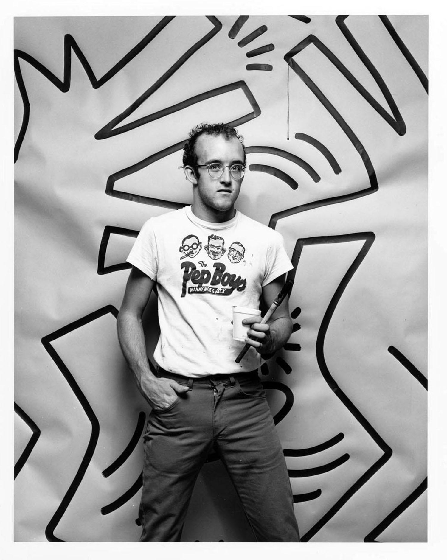 Black and White Photograph Jack Mitchell -  Graffiti Artist Keith Haring Studio Portrait with Just Completed Work (Portrait du studio de l'artiste graffiti Keith Haring avec l'œuvre qu'il vient de terminer)