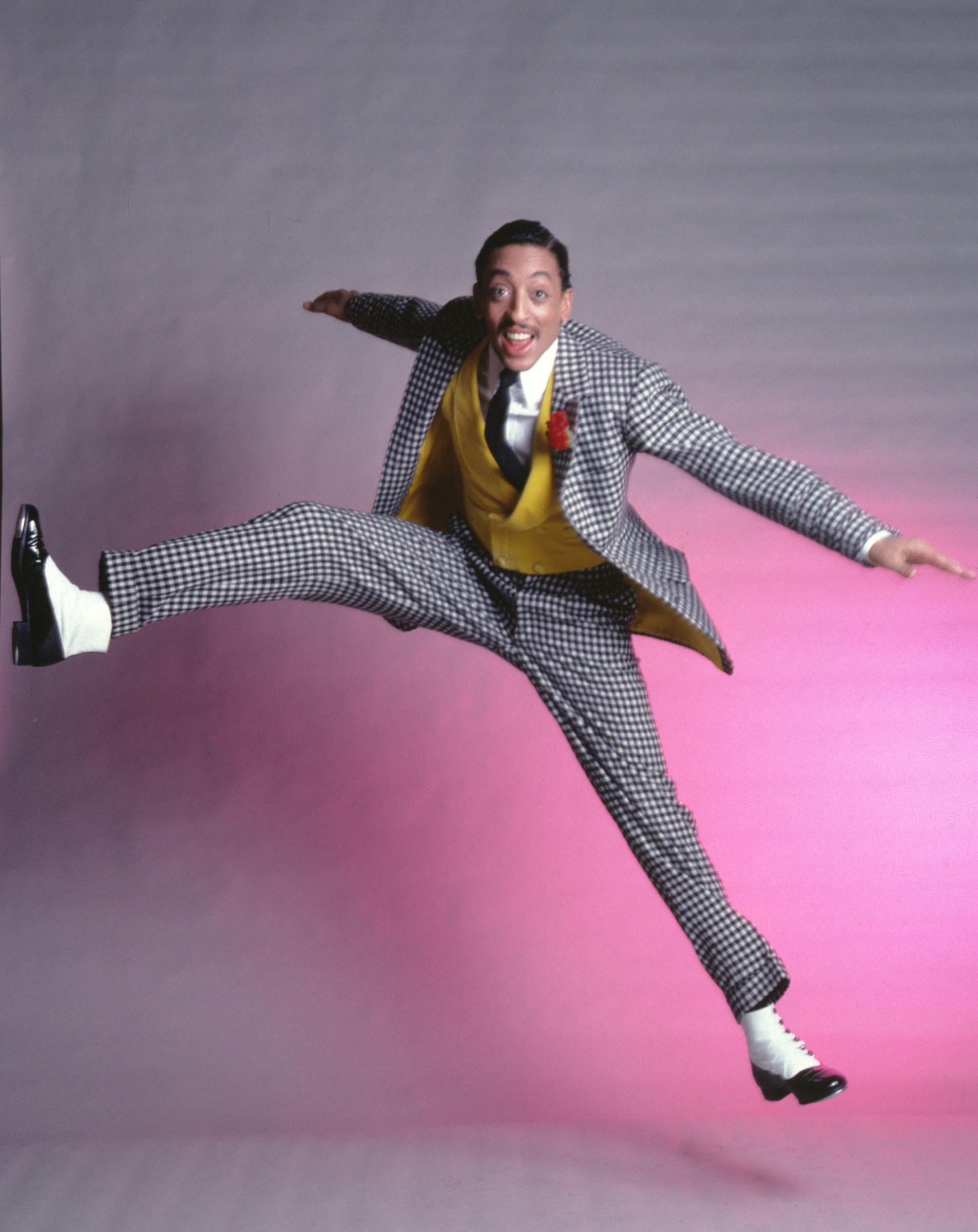 Color Photograph Jack Mitchell - Gregory Hines dans « Sophisticated Ladies », photographie d'exposition en couleur 43,18 x 55,9 cm