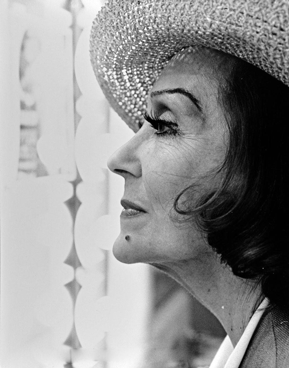 11 x 14" altes Silbergelatine-Foto von Gloria Swanson in ihrer Garderobe während der Broadway-Aufführung von "Butterflies are Free", ihrem Bühnenabgesang, 1971.  Rückseitig von Jack Mitchell mit Bleistift signiert.  Kommt direkt aus dem Jack