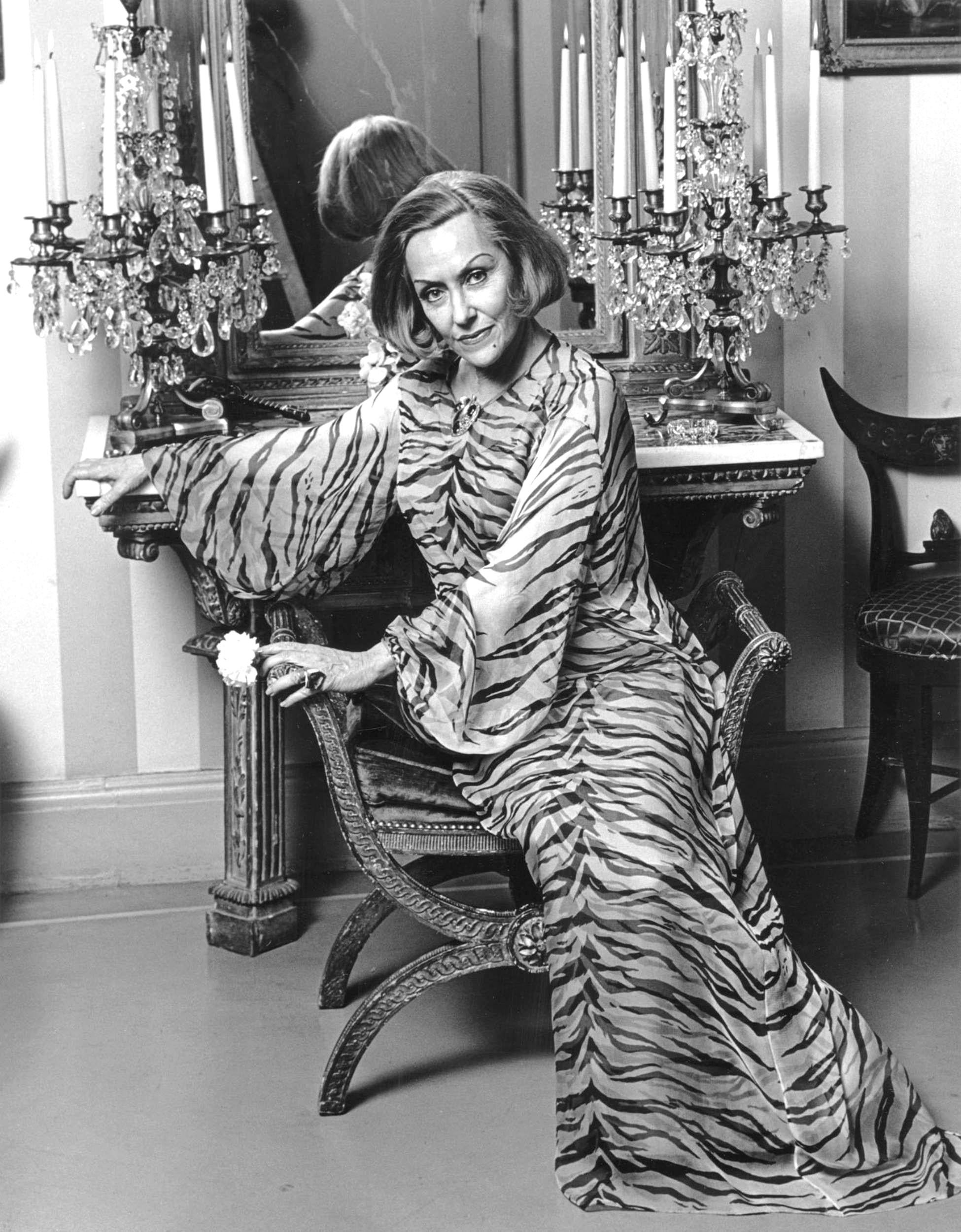 Jack Mitchell Portrait Photograph - Iconic 'Sunset Boulevard' Hollywood Film Star Gloria Swanson at home in NYC