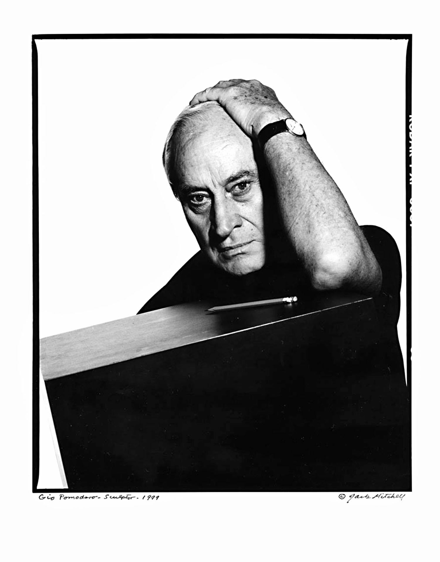 Fotografia vintage alla gelatina d'argento 11 x 14" dello scultore italiano Gio Pomodoro, 1999. Firmato sul recto della stampa da Jack Mitchell. Proviene direttamente dagli archivi Jack Mitchell con un certificato di autenticità.  

Jack Mitchell