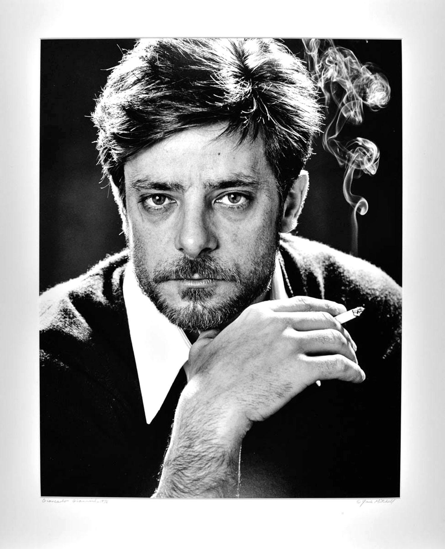 Jack Mitchell Black and White Photograph –  Italienischer „Seven Beauties“-Schauspieler Giancarlo Giannini, signierter Ausstellungsdruck
