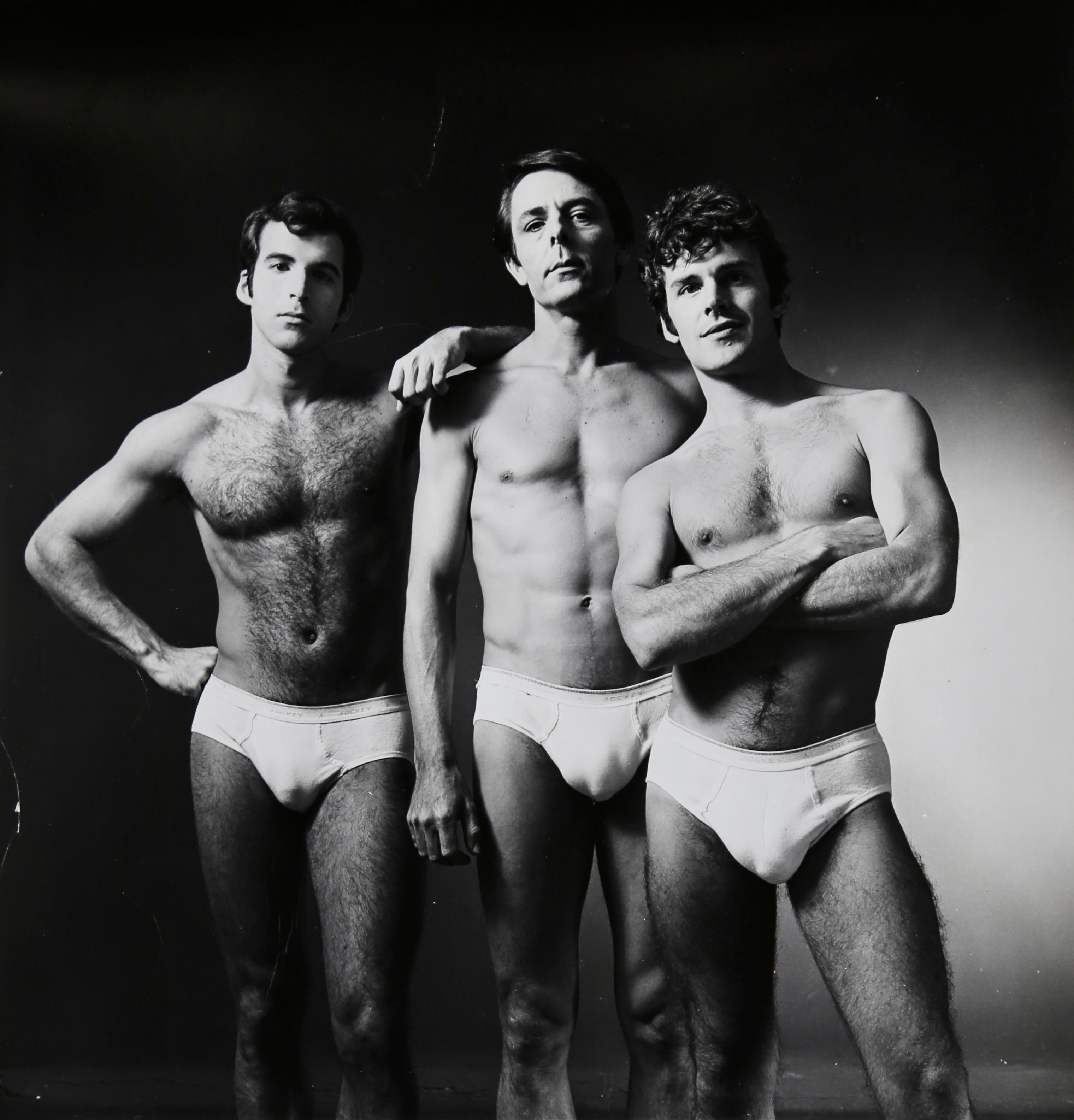 Fotografía de Jack Mitchell de mediados del siglo XX de los actores de Broadway y cine Ken Kliban, George Reeder y Horton Willis con su clásica ropa interior blanca. Impresión original de época muy coleccionable en gelatina de plata, con el sello