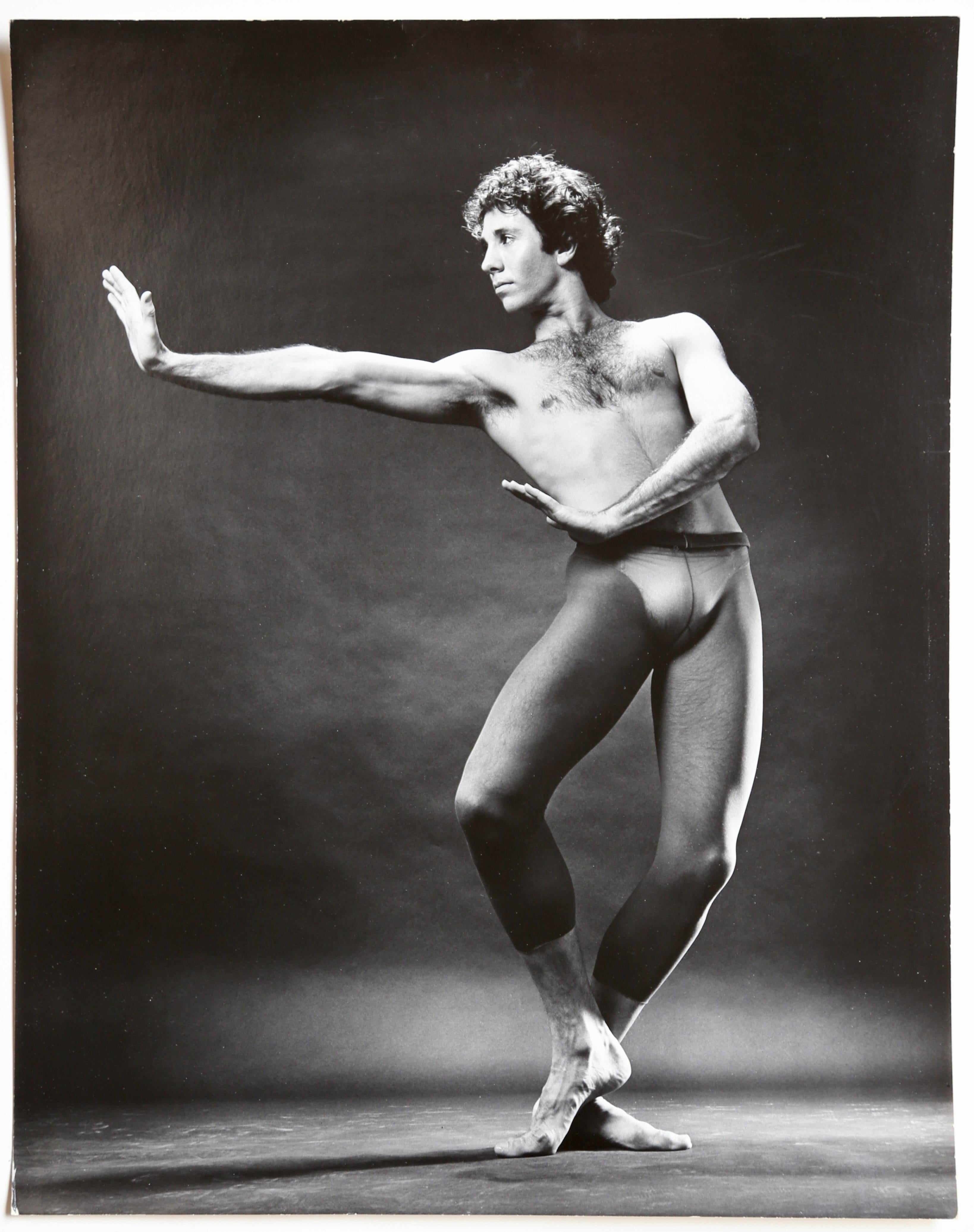 Foto von Jack Mitchell aus der Mitte des 20. Jahrhunderts mit dem internationalen Balletttänzer Jan Nyuts im Jahr 1977. Nyuts war eine hochgelobte Solotänzerin, die mit dem Nederlands Dans Theatre, Maurice Bejart, dem San Francisco Ballet, dem