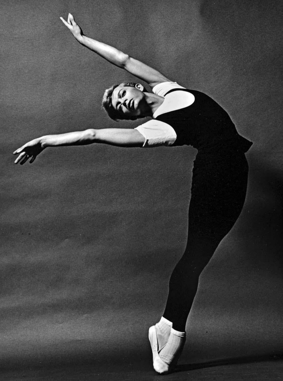 11 x 14" alte Silbergelatinefotografie des Joffrey-Ballett-Tänzers Robert Blankshine  aufführung, 1966. Signiert von Jack Mitchell auf der Rückseite des Drucks.  Kommt direkt aus dem Jack Mitchell Archiv mit einem Echtheitszertifikat.  

Jack