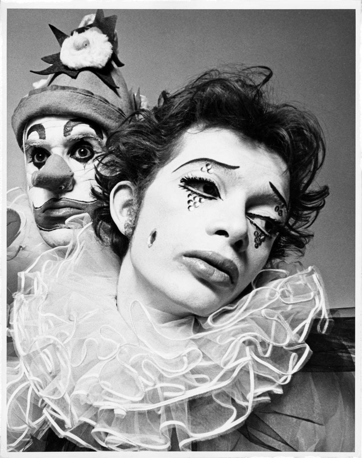 Black and White Photograph de Jack Mitchell - Bailarines del Joffrey Ballet disfrazados para "Los payasos".