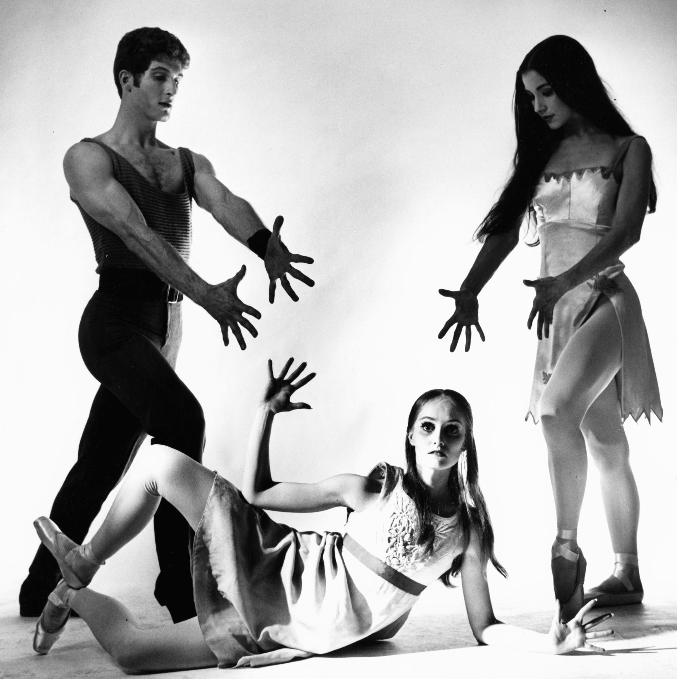 I ballerini del Joffrey Ballet Richard Gain, Lisa Bradley e Zelma Bustillo in 'Incubus' - Photograph di Jack Mitchell