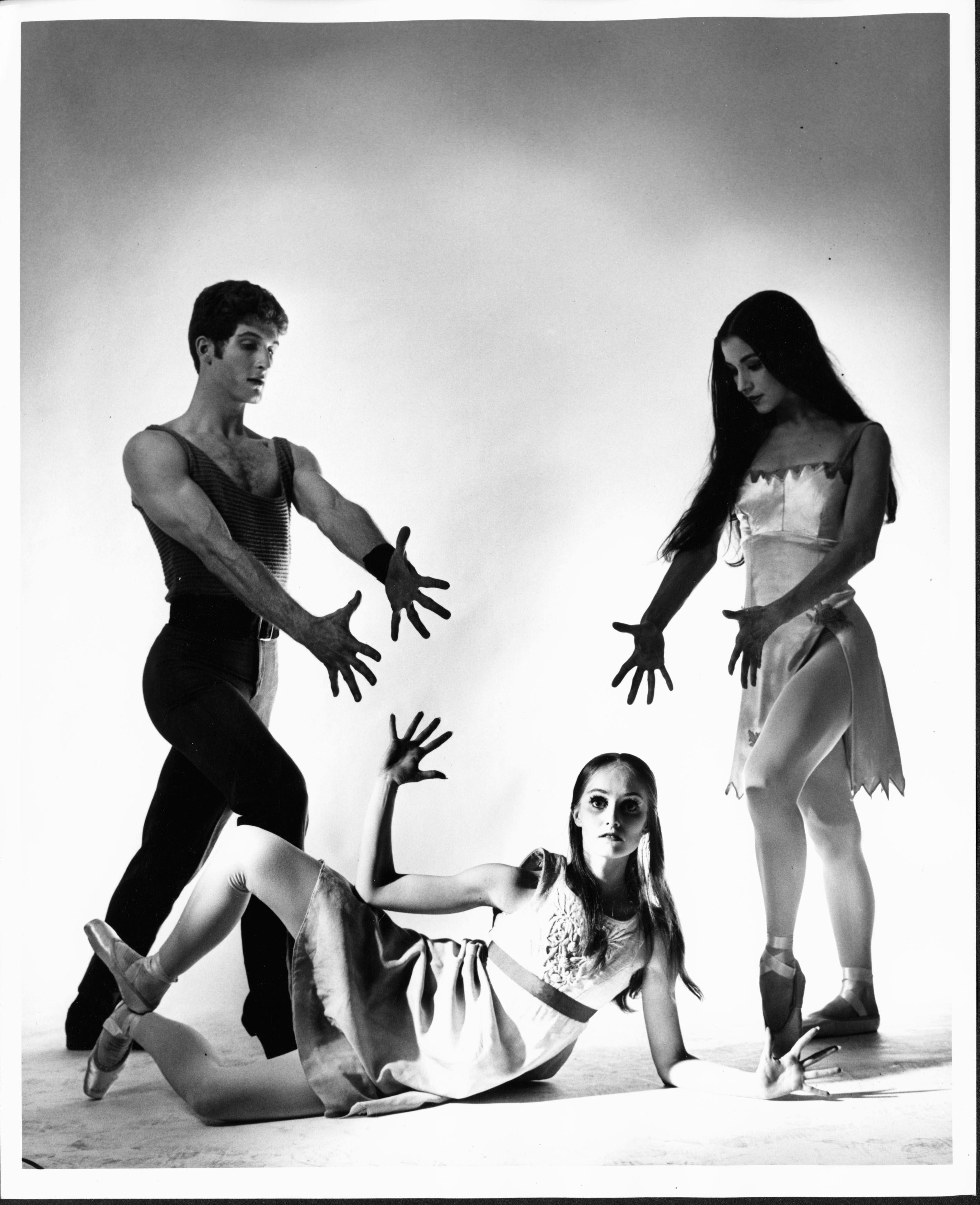 Black and White Photograph di Jack Mitchell - I ballerini del Joffrey Ballet Richard Gain, Lisa Bradley e Zelma Bustillo in 'Incubus'