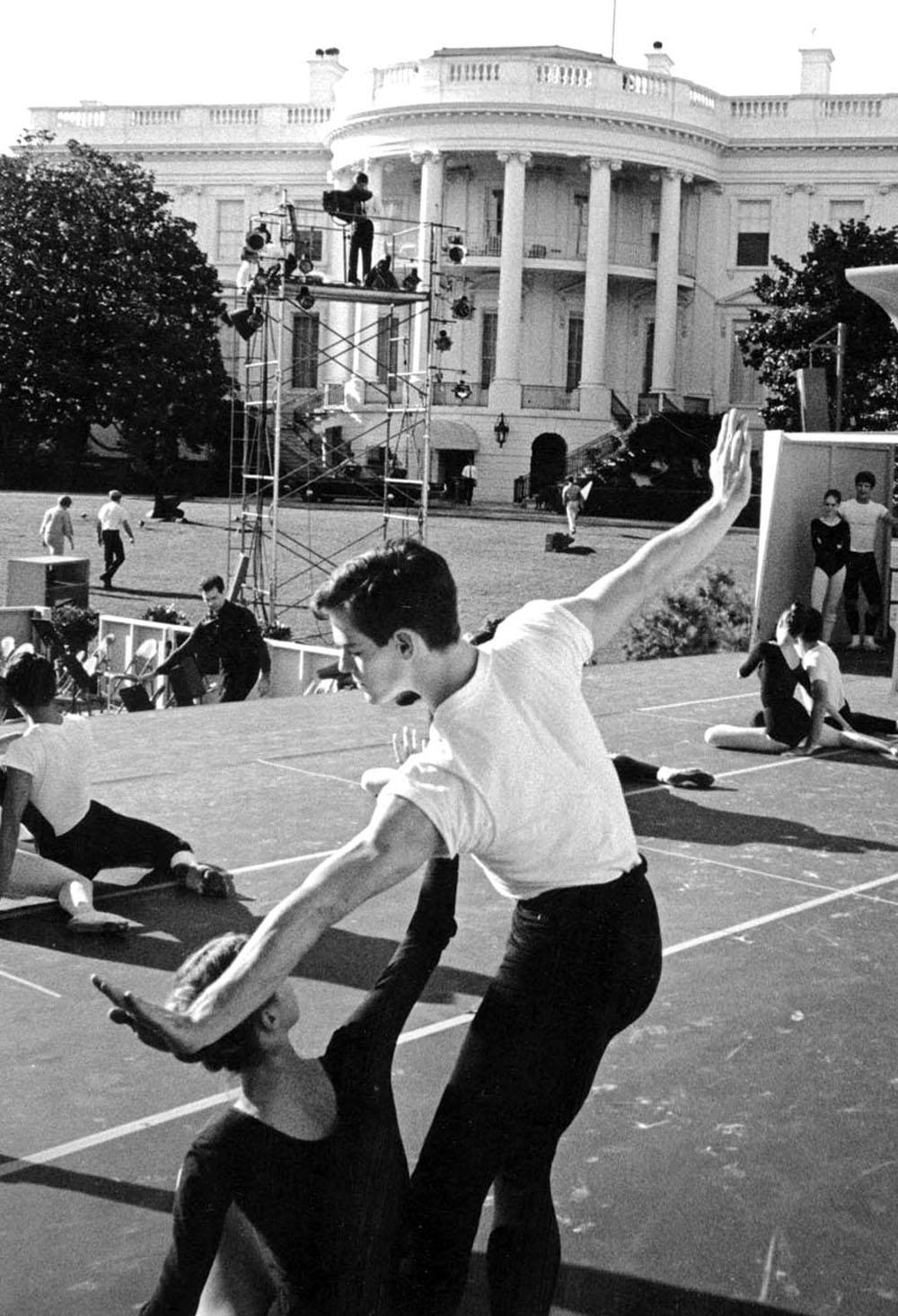 Joffrey Ballet „Gamelan“-Rehearsal auf dem LBJ White House Arts Festival – Photograph von Jack Mitchell
