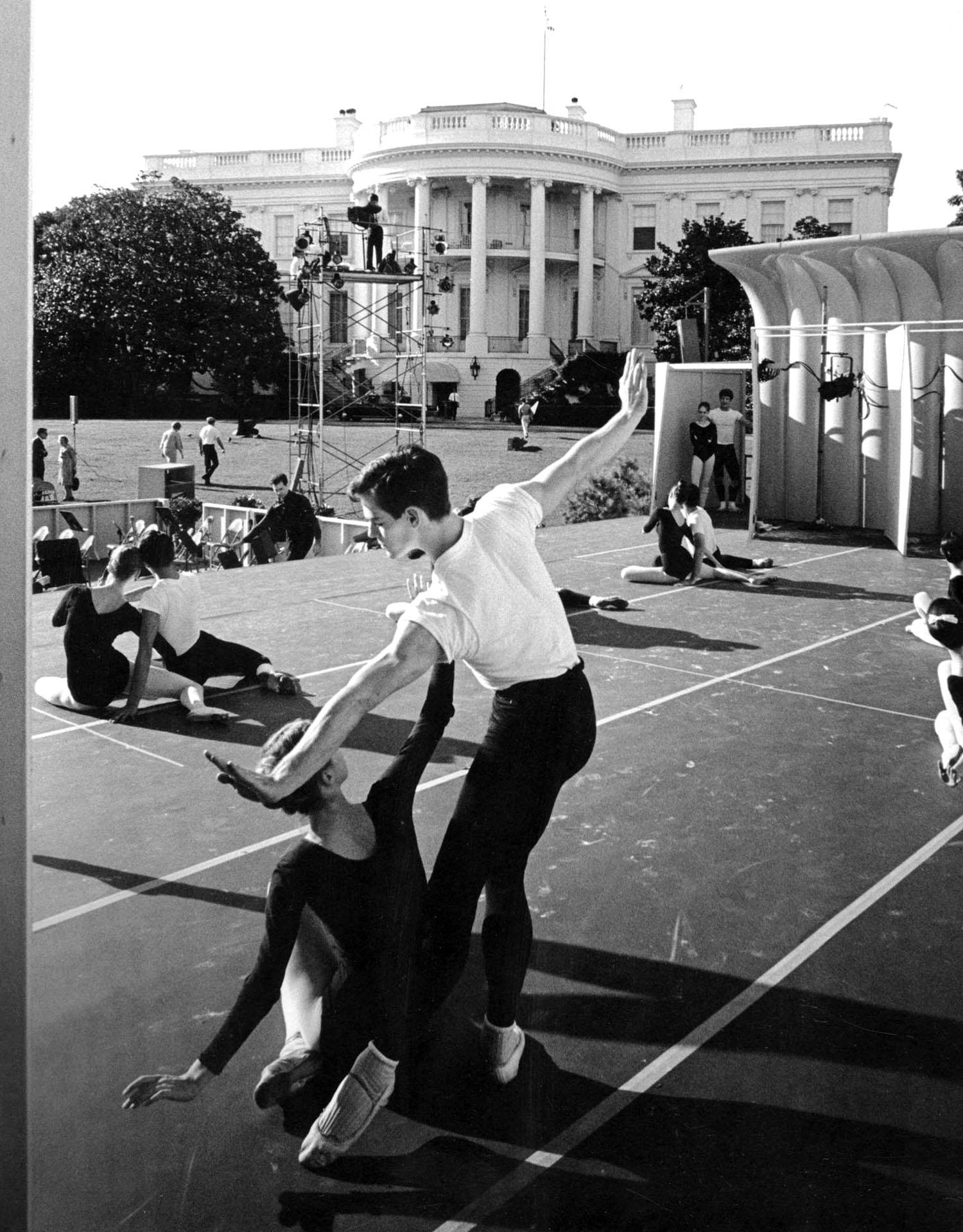 Jack Mitchell Black and White Photograph – Joffrey Ballet „Gamelan“-Rehearsal auf dem LBJ White House Arts Festival