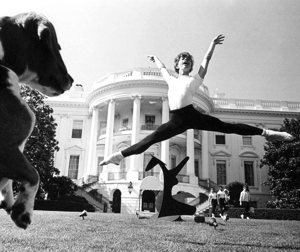 Joffrey Ballet (watched by dog) auf dem LBJ White House Arts Festival rehearsing – Photograph von Jack Mitchell