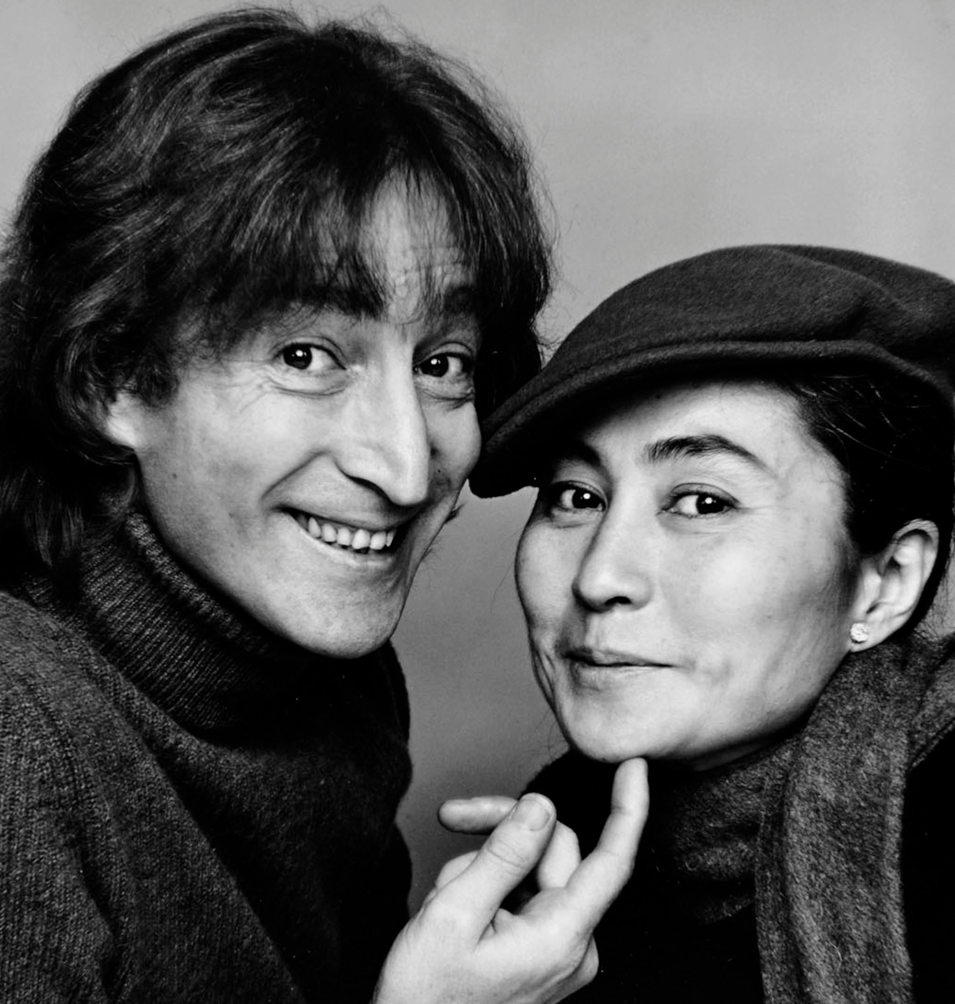 John Lennon und Yoko Ono fotografiert am 2. November, signiert – Photograph von Jack Mitchell