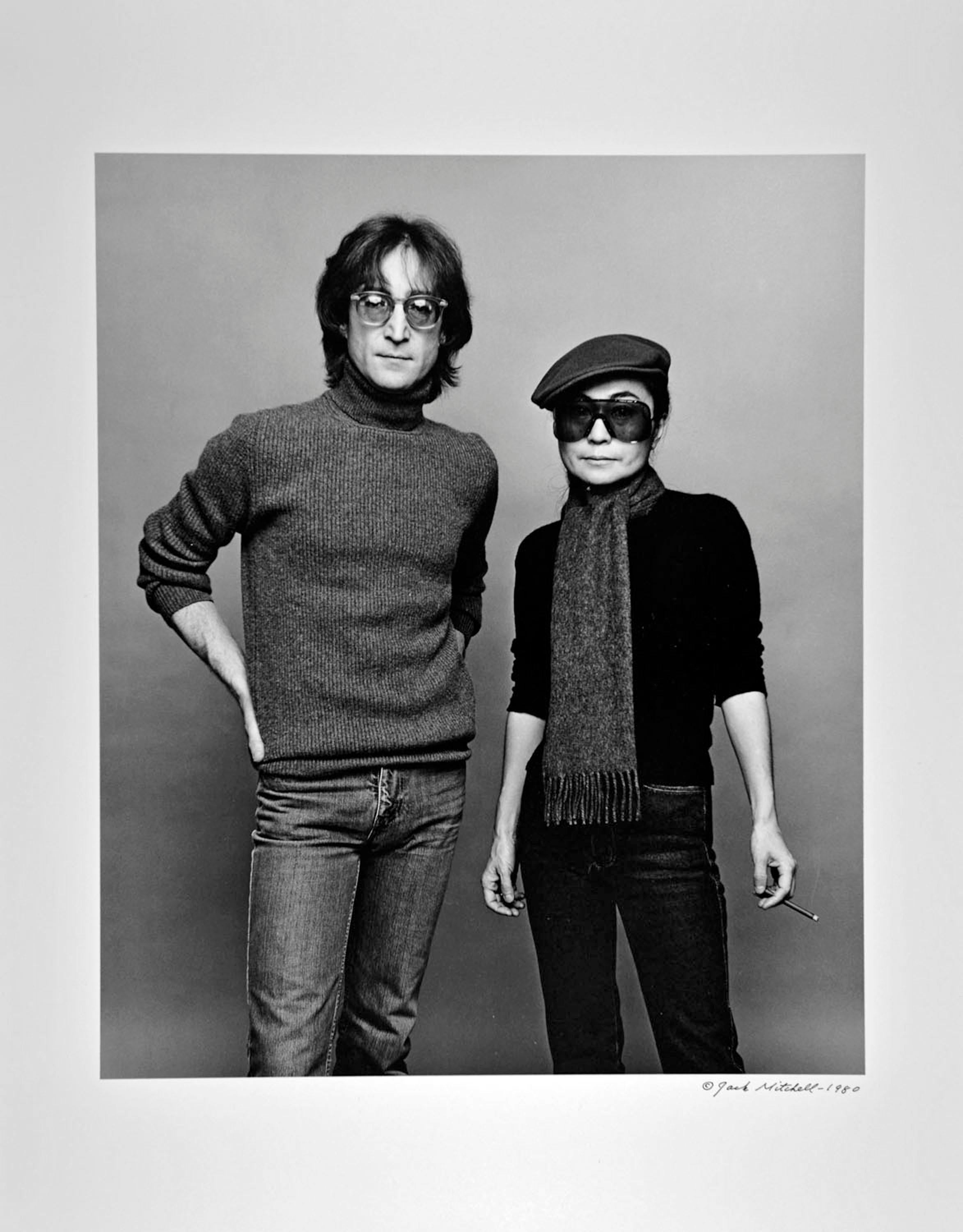 11 x 14" alte Silbergelatinefotografie von John Lennon und Yoko Ono, aufgenommen am 2. November 1980, der letzten umfassenden Fotosession in Lennons Leben. Signiert von Jack Mitchell auf der Rückseite des Drucks.  Dies ist der einzige Druck in den