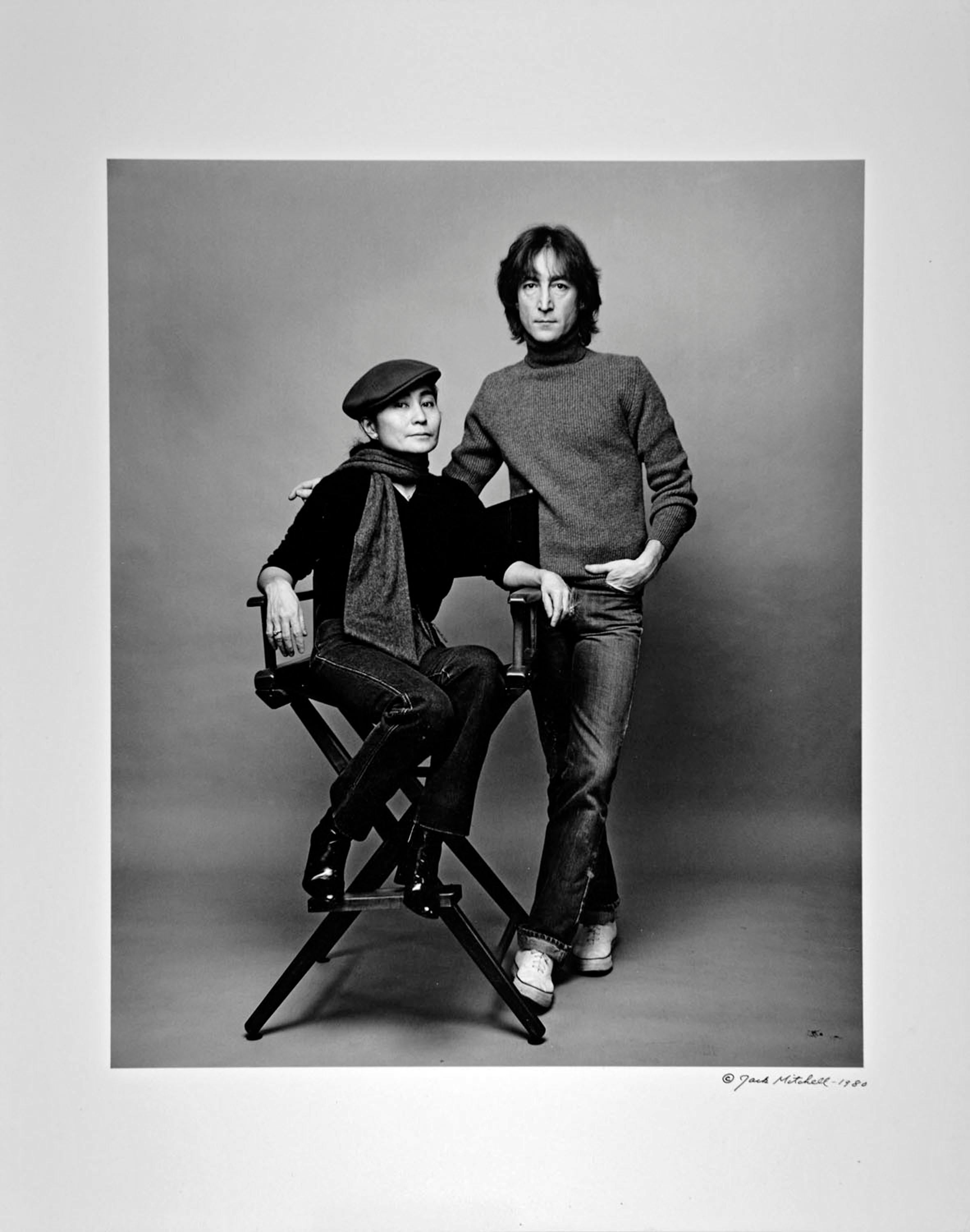 photographie vintage à la gélatine d'argent de 11 x 14 pouces de John Lennon et Yoko Ono, photographiée le 2 novembre 1980, la dernière séance photo complète de la vie de Lennon. Signé par Jack Mitchell au verso de l'épreuve.   Vient directement des