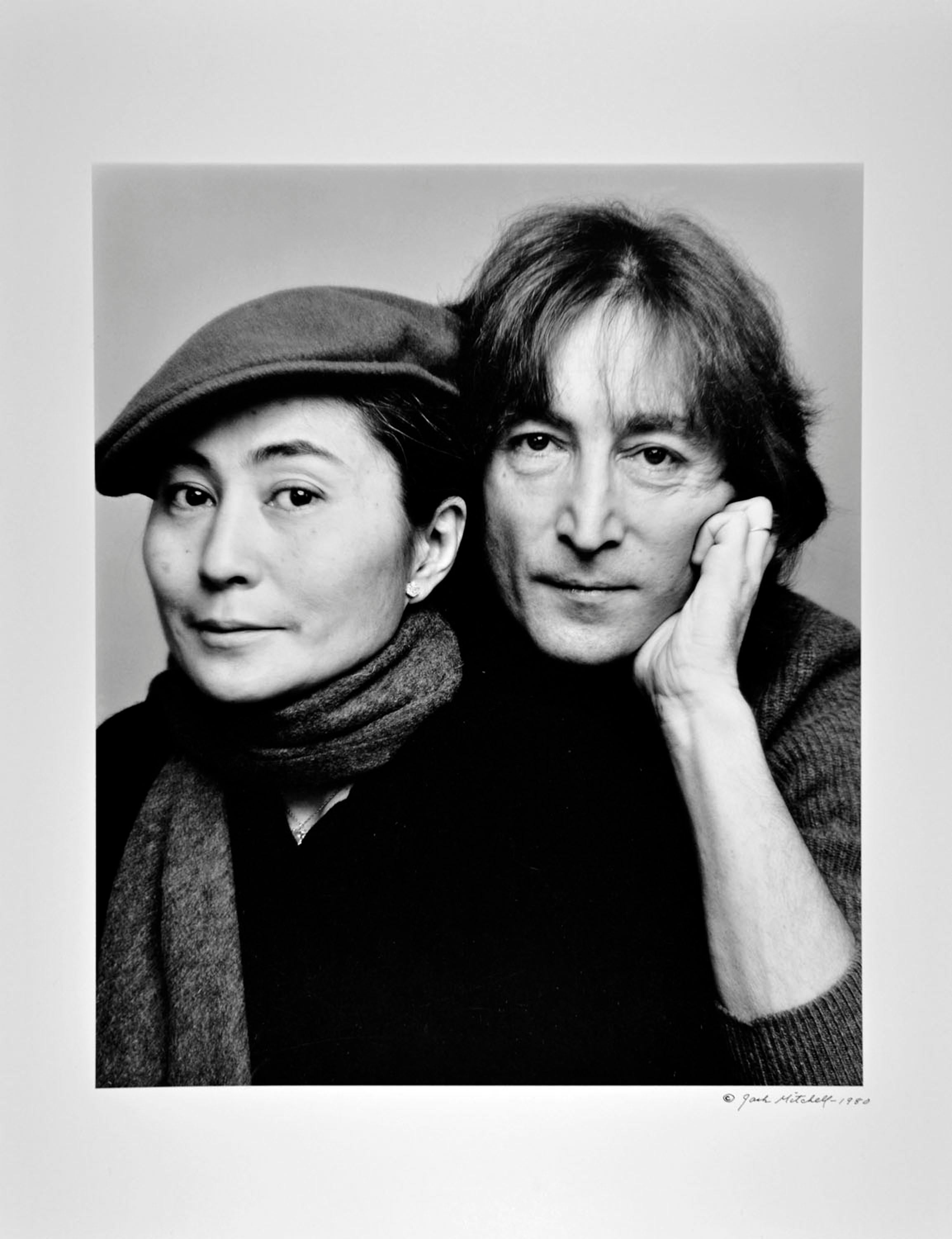 11 x 14" alte Silbergelatinefotografie von John Lennon und Yoko Ono, aufgenommen am 2. November 1980, der letzten umfassenden Fotosession in Lennons Leben. Signiert von Jack Mitchell auf der Vorderseite des Drucks.   Kommt direkt aus dem Jack