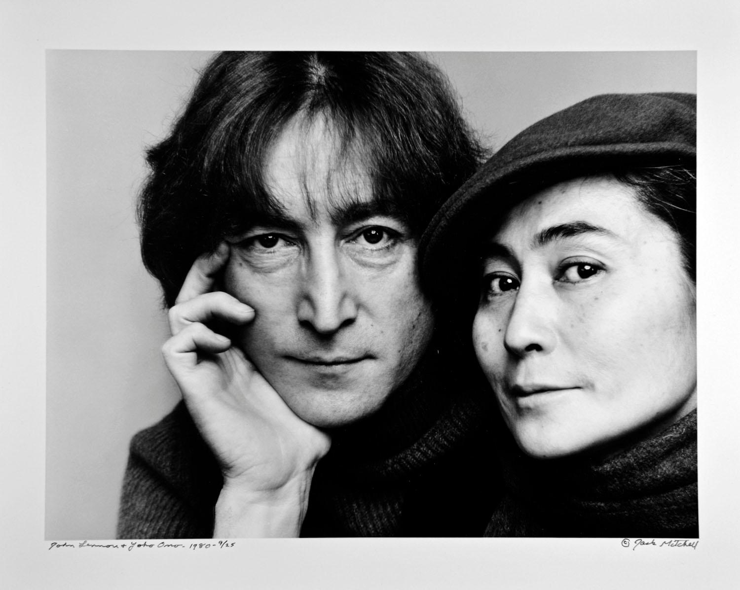 11 x 14" alte Silbergelatinefotografie von John Lennon und Yoko Ono, aufgenommen am 2. November 1980, der letzten umfassenden Fotosession in Lennons Leben. Signiert von Jack Mitchell auf der Vorderseite des Drucks.   Kommt direkt aus dem Jack