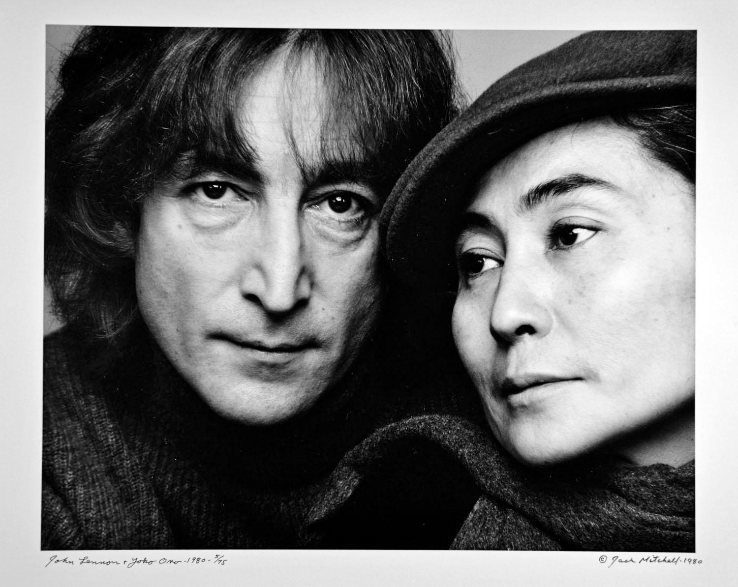 11 x 14" alte Silbergelatinefotografie von John Lennon und Yoko Ono, aufgenommen am 2. November 1980, der letzten umfassenden Fotosession in Lennons Leben. Signiert von Jack Mitchell auf der Vorderseite des Drucks.   Kommt direkt aus dem Jack