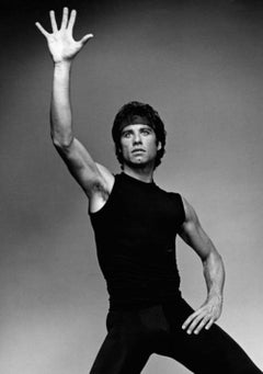 John Travolta en tant que Tony Manero dans « Stayin' Alive », signé par Jack Mitchell