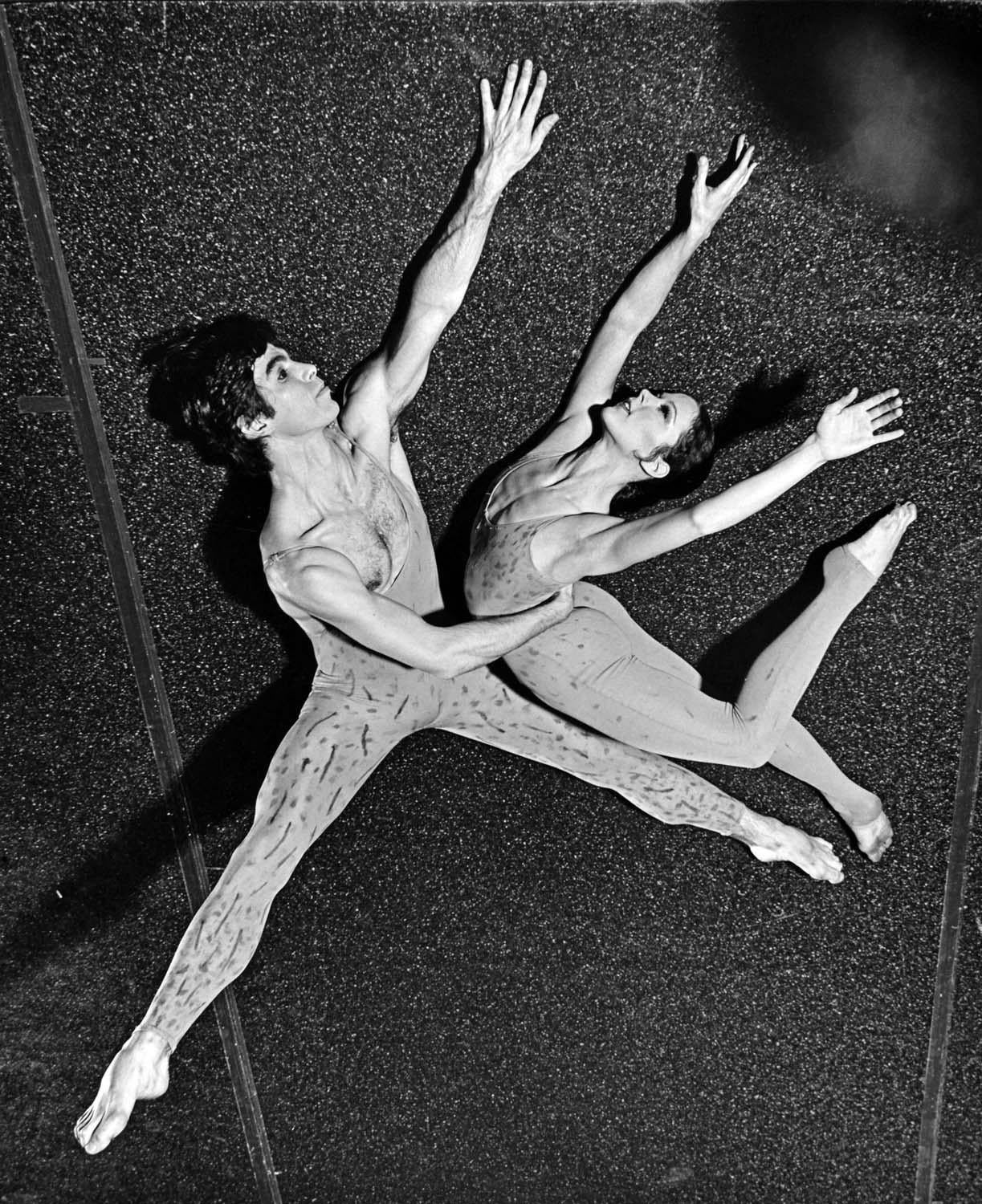 11 x 14" alte Silbergelatinefotografie von Joos Pelt und Bonnie Wyckoff vom Royal Winnipeg Ballet bei einem Auftritt im Jahr 1977, signiert von Jack Mitchell auf der Rückseite des Abzugs.  Kommt direkt aus dem Jack Mitchell Archiv mit einem