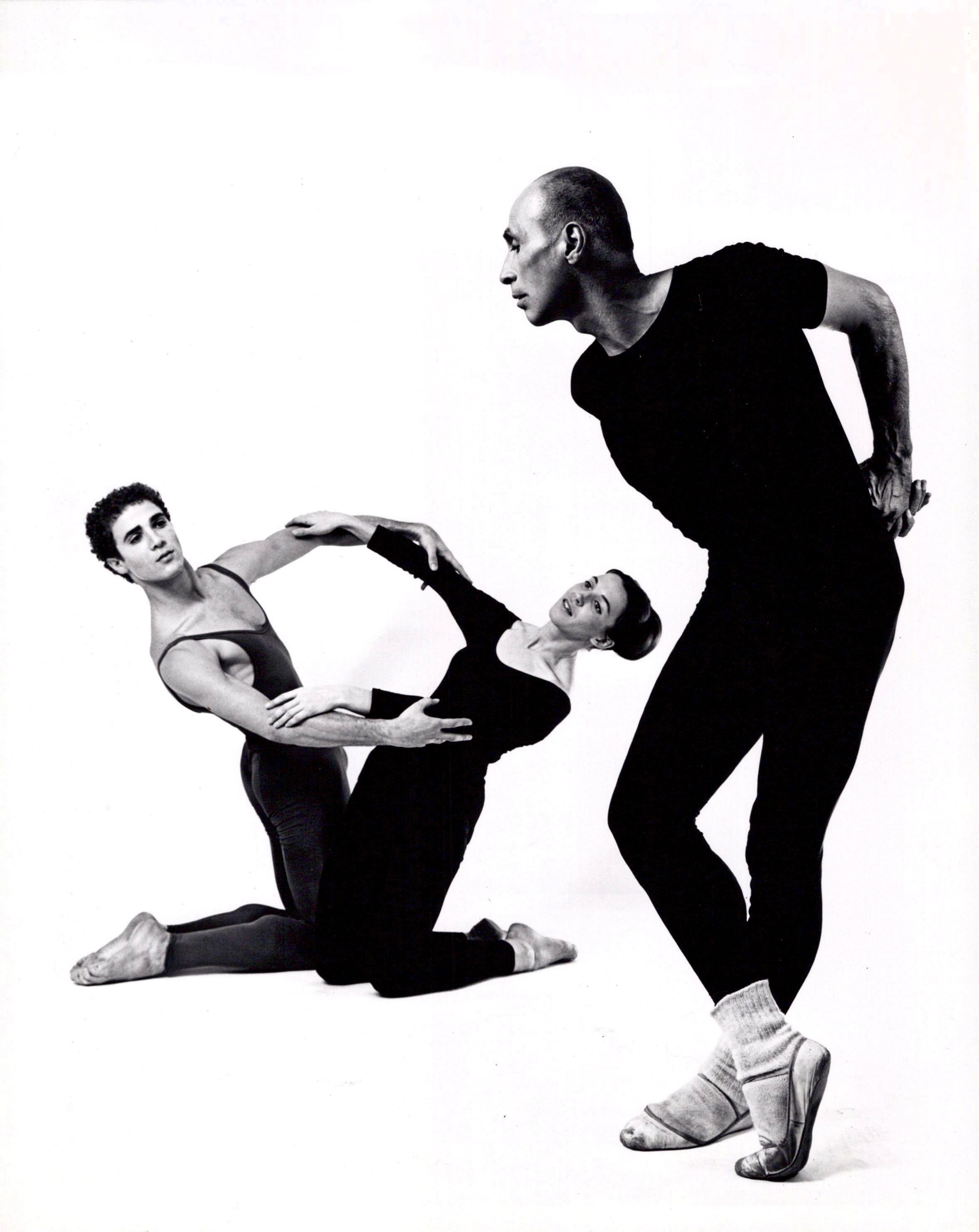 Jack Mitchell Black and White Photograph – Jose Limon, Louis Falco & Sally Stackhouse in „Choreographisches Angebot“ 