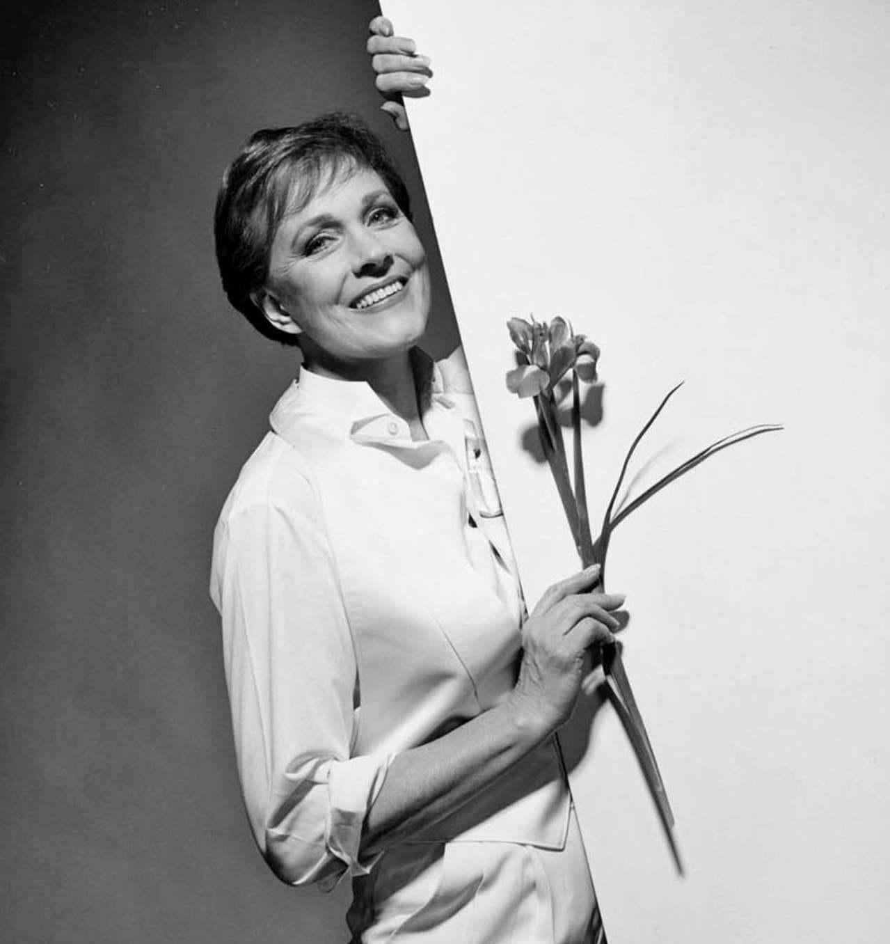 Julie Andrews spielt in „Victor Victoria“ am Broadway mit, signiert von Jack Mitchell im Angebot 1