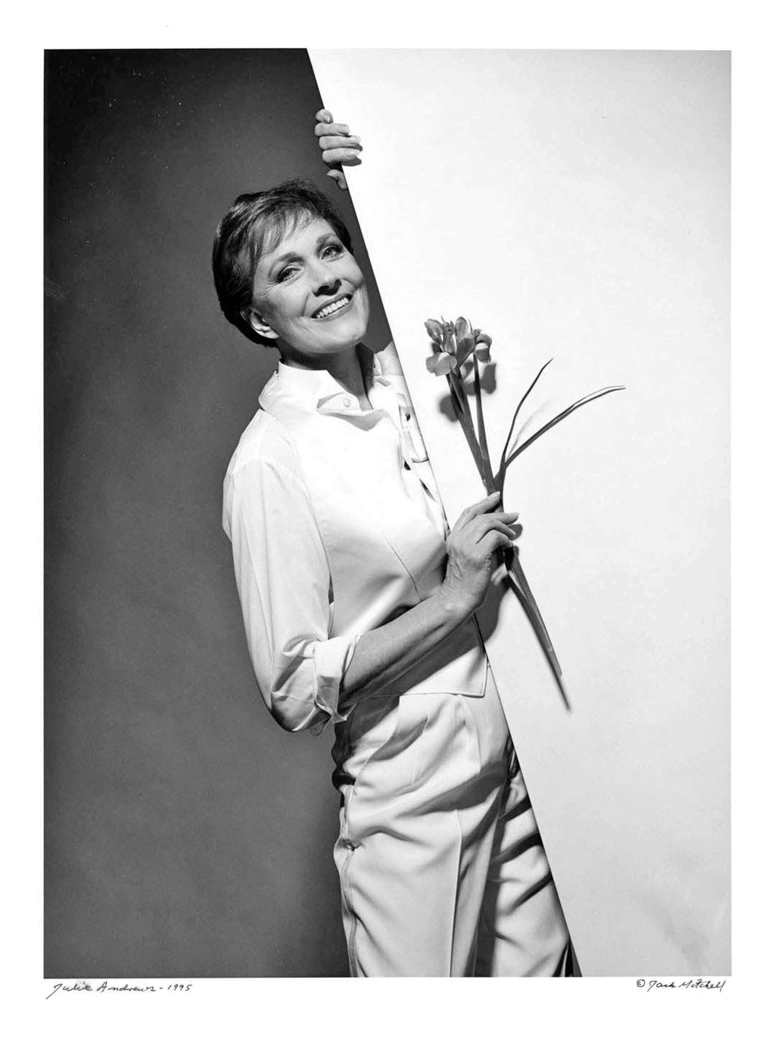 11 x 14" alte Silbergelatinefotografie von Julie Andrews in der Hauptrolle in "Victor Victoria" am Broadway für das Dance Magazine, 1995, signiert von Jack Mitchell auf der Vorderseite.  Kommt direkt aus dem Jack Mitchell Archiv mit einem