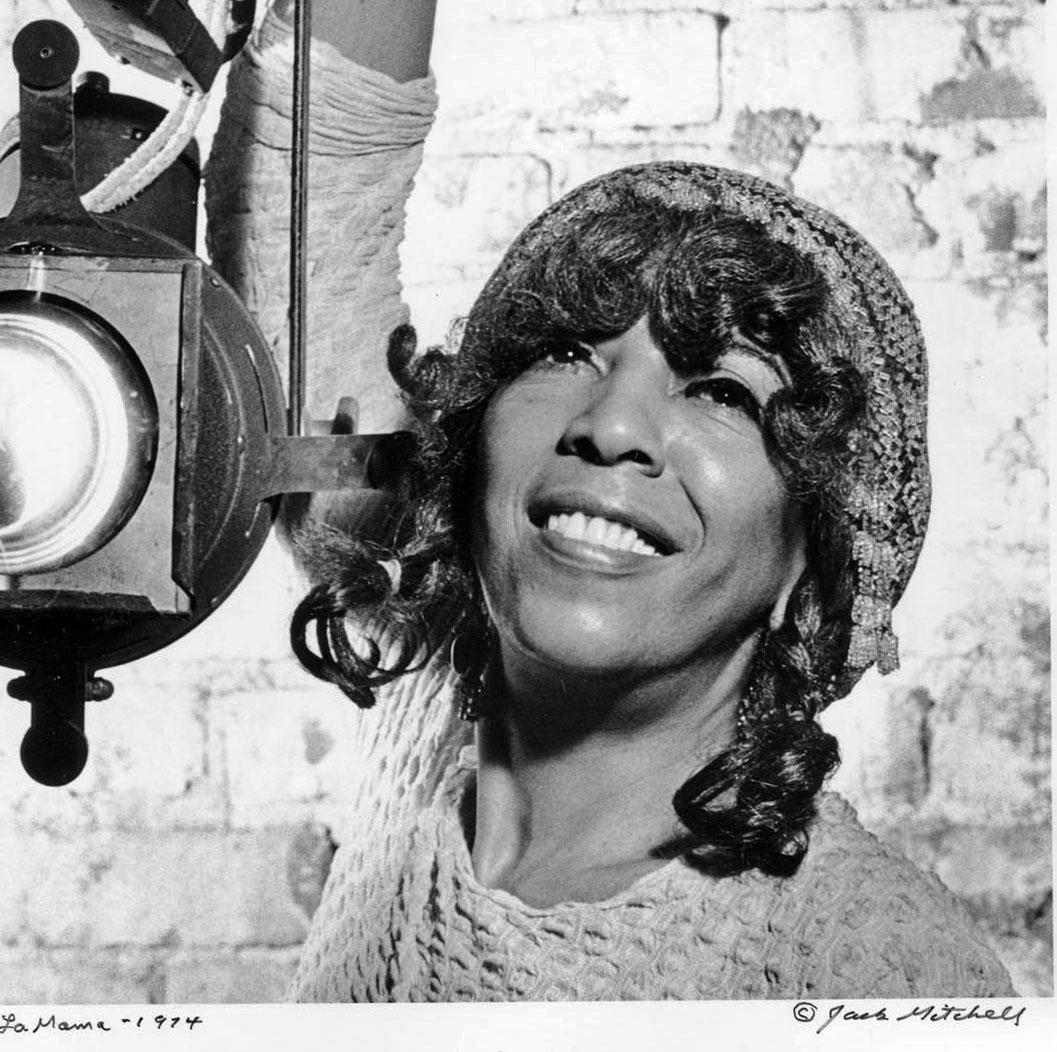 La Mama Experimental Theatre Club Gründerin Ellen Stewart, signiert von Jack Mitchell im Angebot 1