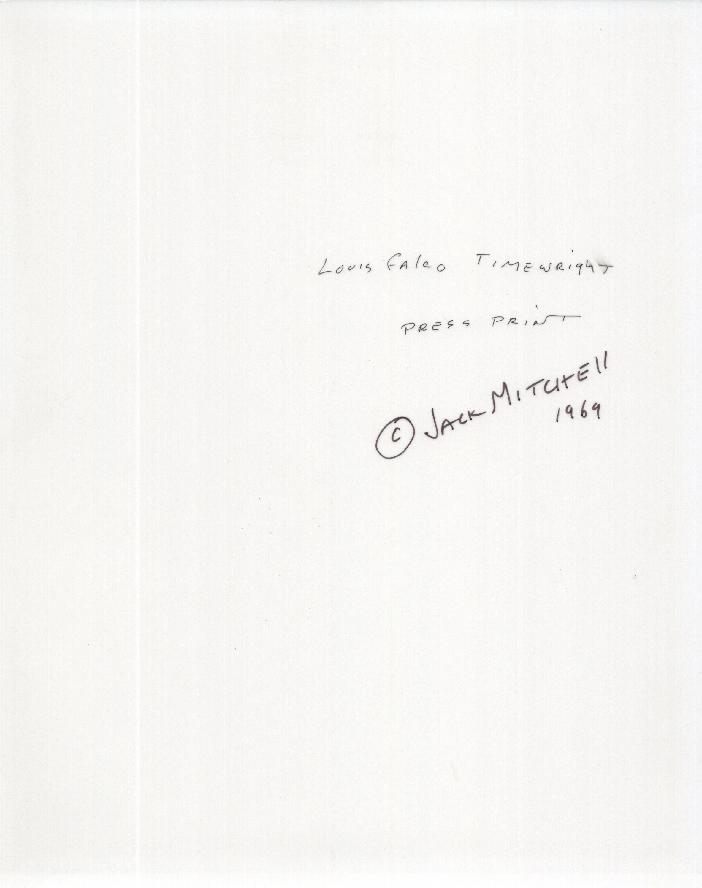 Louis Falco im Kostüm „Timewright“ von Robert Indiana, signiert von Mitchell (Pop-Art), Photograph, von Jack Mitchell