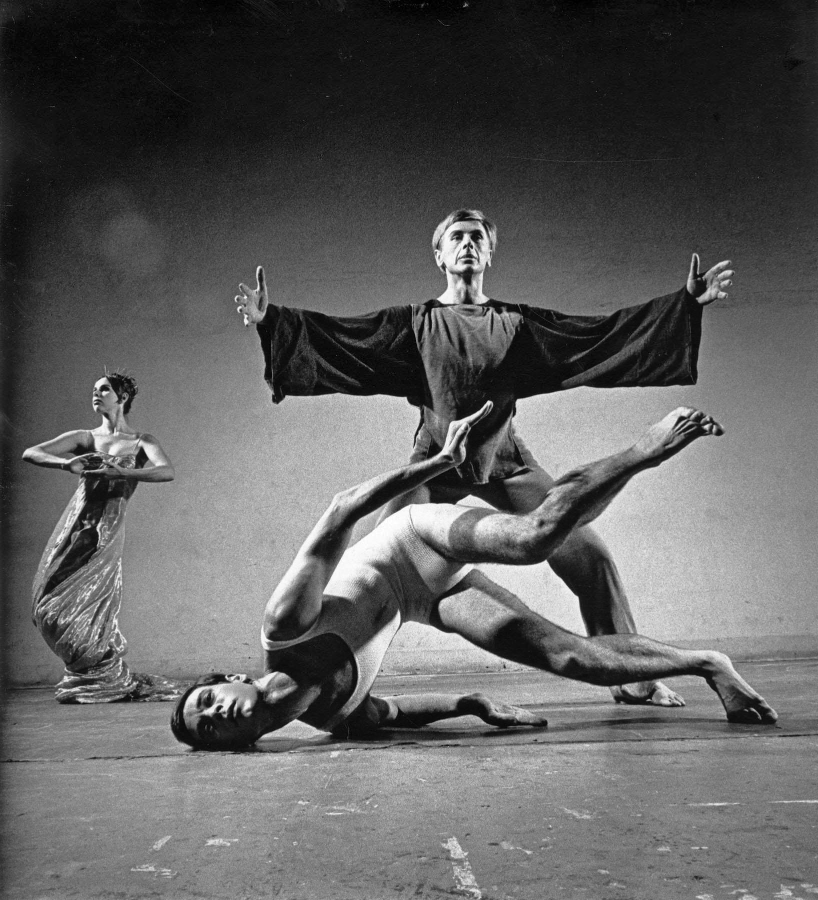 Jack Mitchell Black and White Photograph – Lucas Hoving Dance Company trat mit „Icarus“ auf