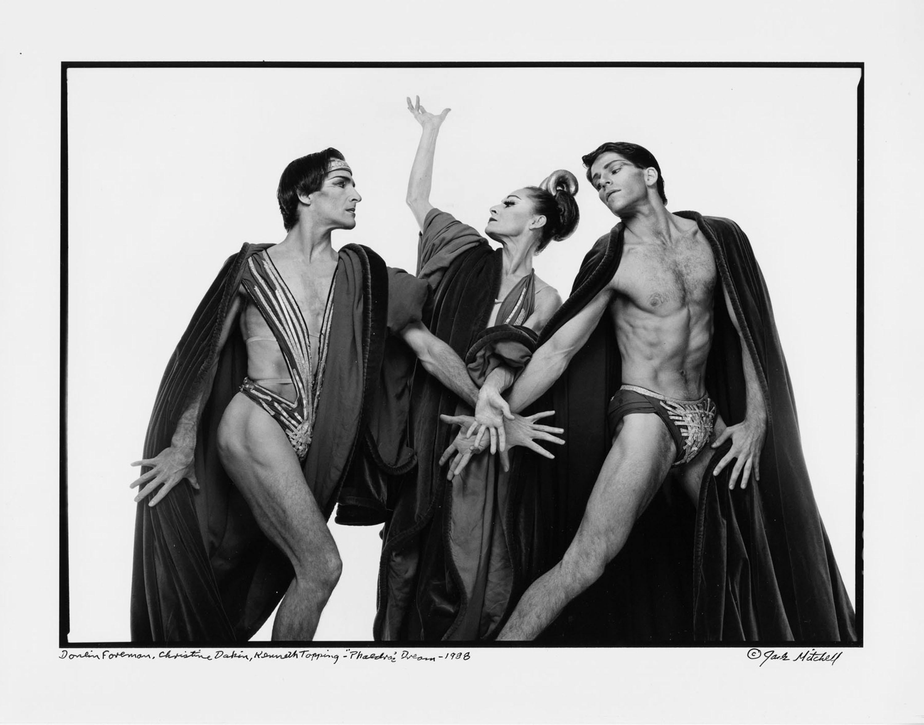 11 x 14" alte Silbergelatinefotografie von Martha Graham Company "Phaedra's Dream", 1988, mit Donlin Foreman, Christine Daikin und Kenneth Topping. Signiert von Jack Mitchell auf der Rückseite des Drucks. Kommt direkt aus den Jack Mitchell Archives