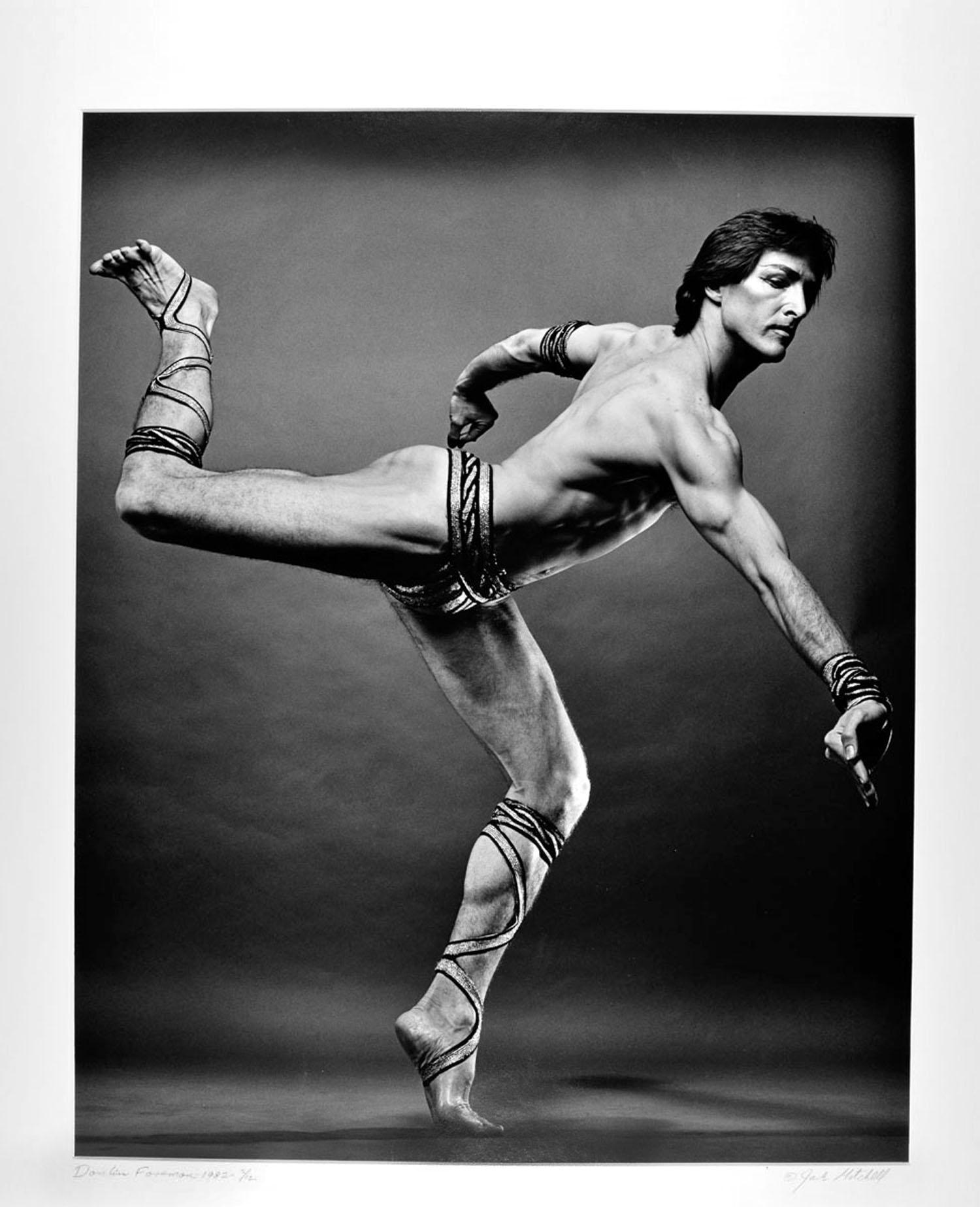 Black and White Photograph de Jack Mitchell - Donlin Foreman, bailarina de Martha Graham, en "El sueño de Fedra", impresión de exposición firmada