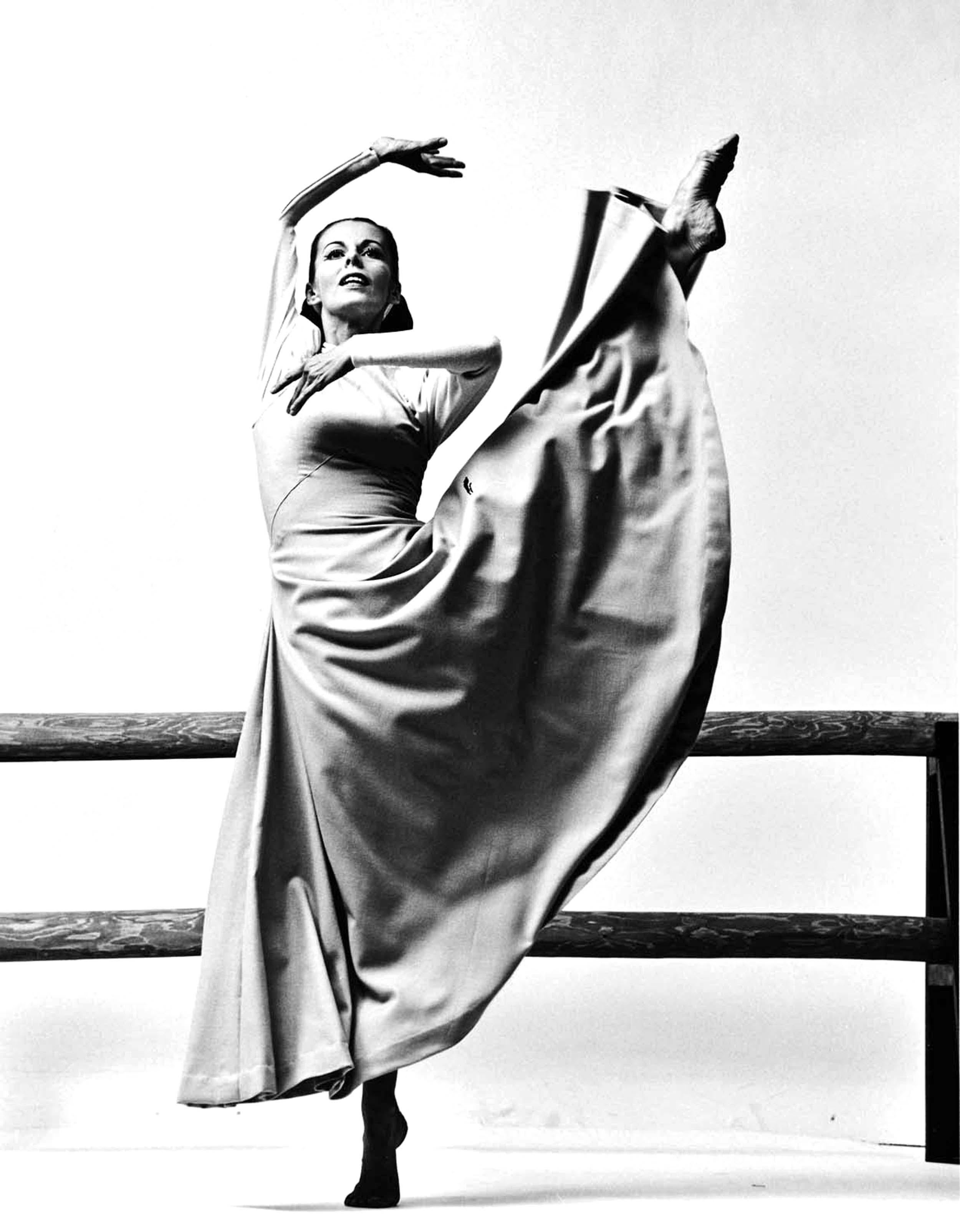 11 x 14" Silbergelatine-Fotografie von Martha Graham Tänzerin Ethel Winter bei der Aufführung von "Frontier" im Jahr 1964. Signiert auf der Rückseite des Drucks von Jack Mitchell. Kommt direkt aus den Jack Mitchell Archives mit einem