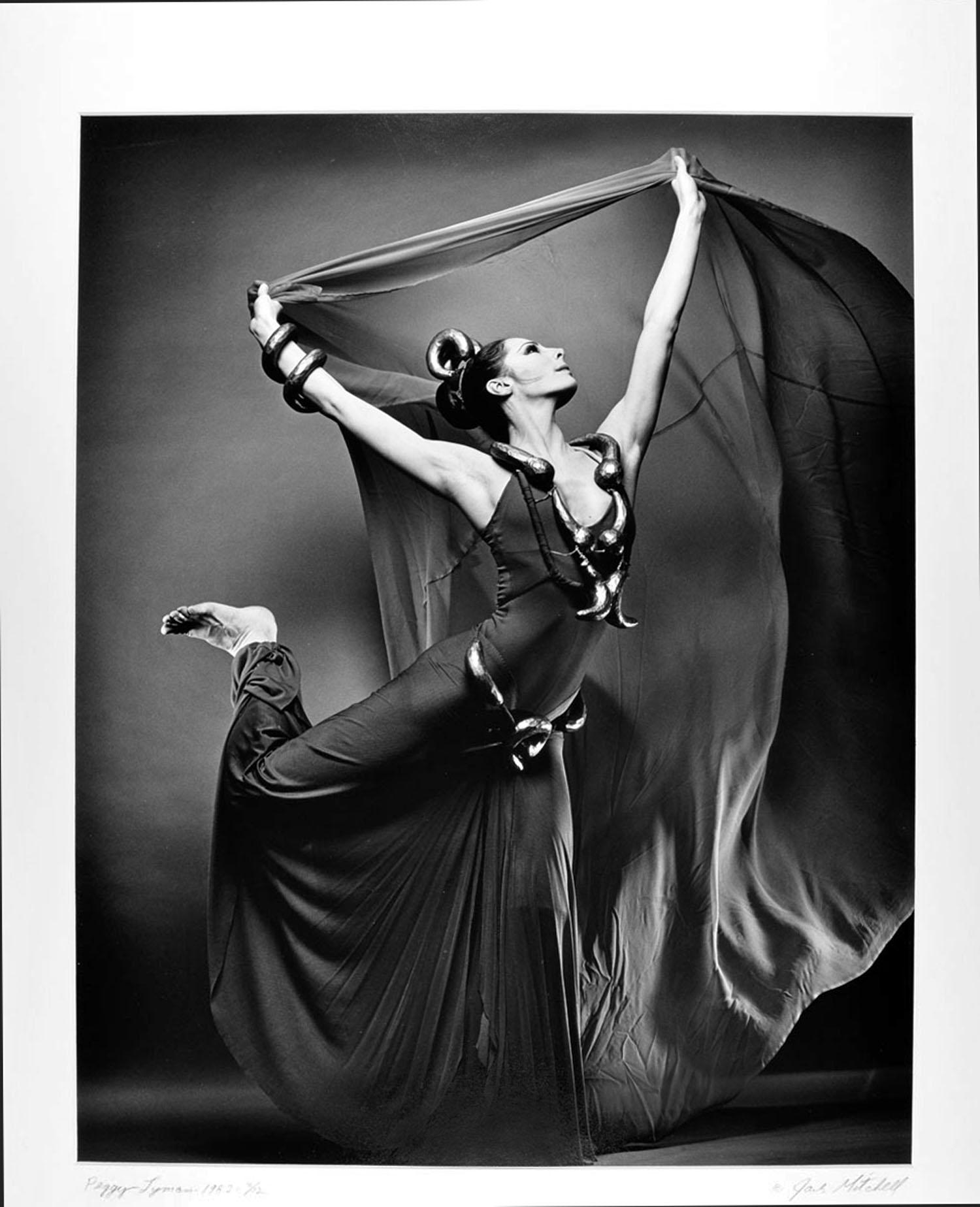 Jack Mitchell Black and White Photograph – Martha Graham, Tänzerin Peggy Lyman in „Phaedra's Dream“, signierter Ausstellungsdruck