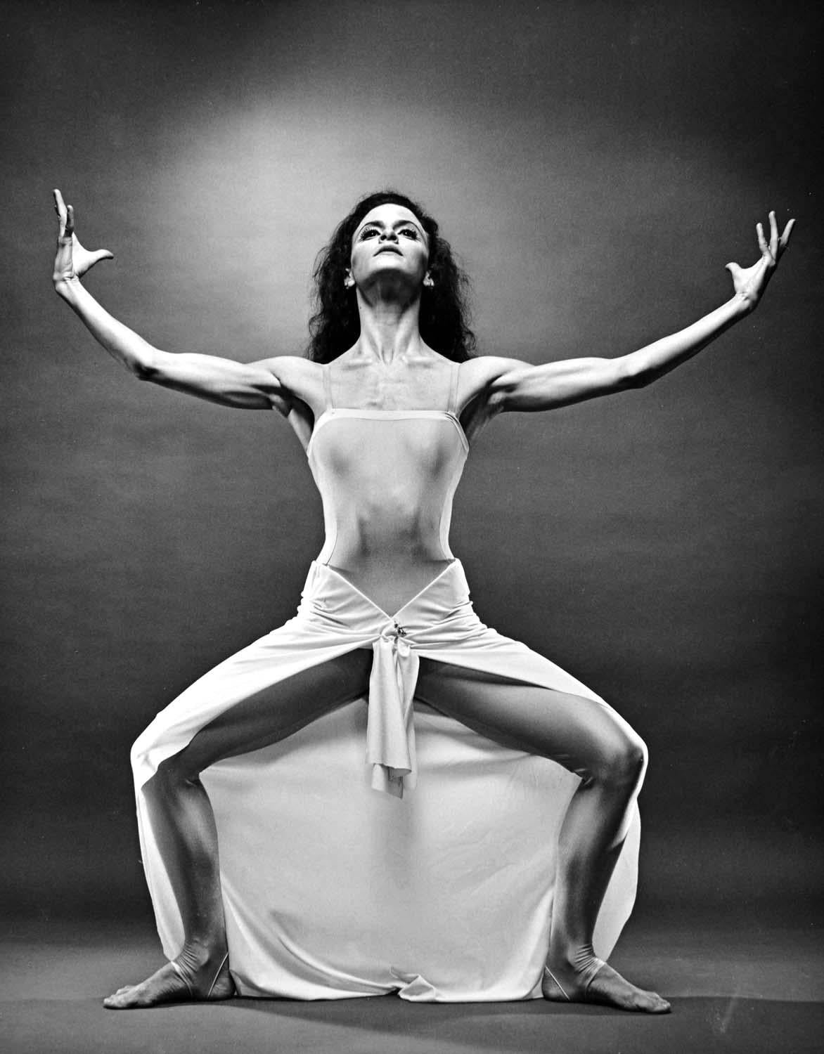 11 x 14" alte Silbergelatinefotografie der Martha Graham-Tänzerin Terese Capucilli in "Rite of Spring", 1985. Signiert von Jack Mitchell auf der Rückseite des Drucks. Kommt direkt aus dem Jack Mitchell Archiv mit einem Echtheitszertifikat.  

Jack
