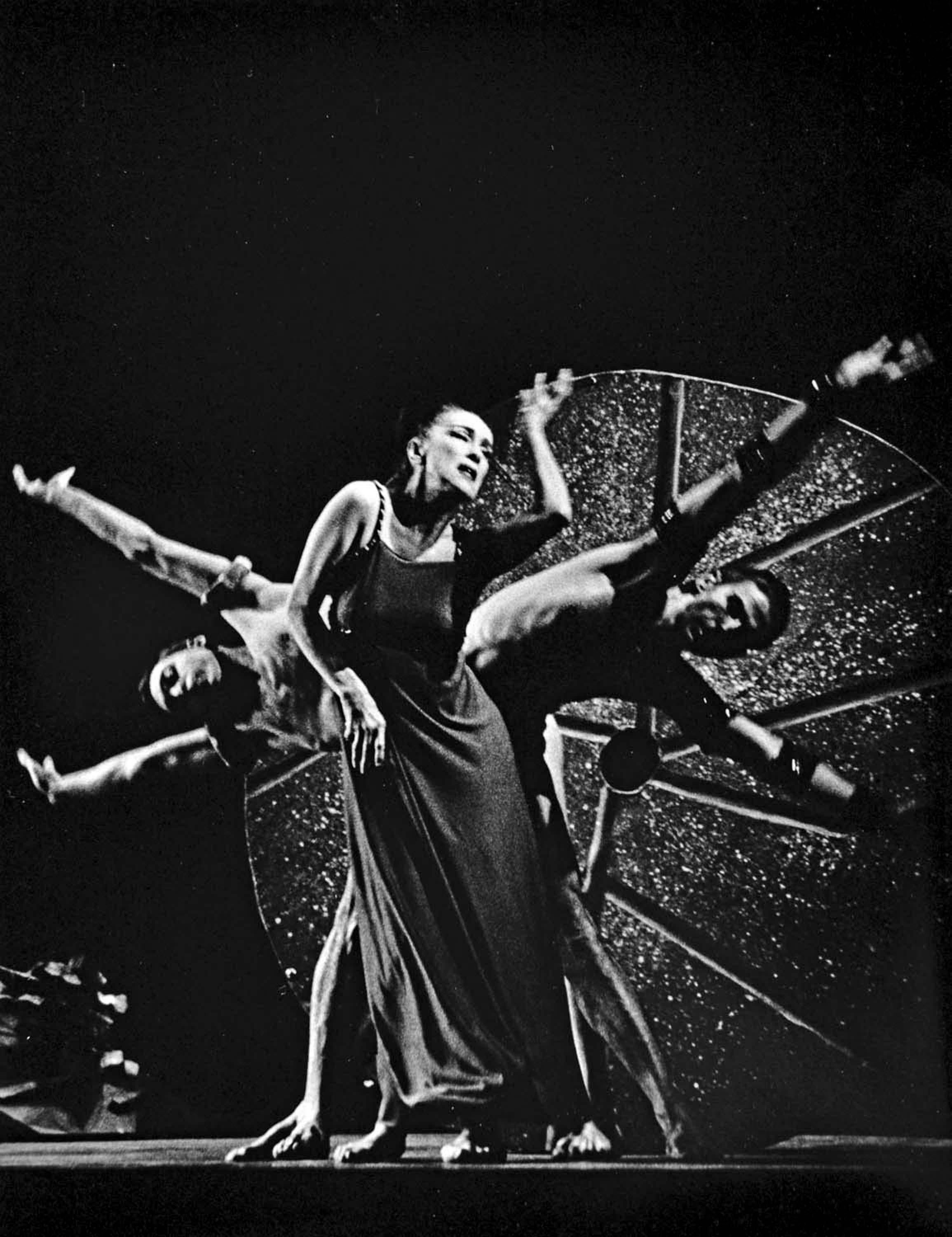 11 x 14" alte Silbergelatinefotografie von Martha Graham, Paul Taylor und Bertram Ross bei der Aufführung ihres griechisch-mythologischen Balletts "Alcestis", 1962. Signiert von Jack Mitchell auf der Rückseite des Drucks. Kommt direkt aus dem Jack