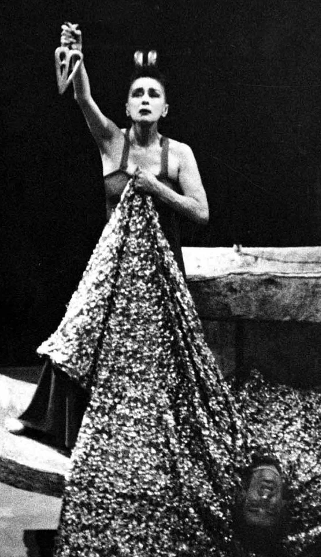  Martha Graham, auf der Bühne mit „Judith“, signiert von Jack Mitchell im Angebot 1
